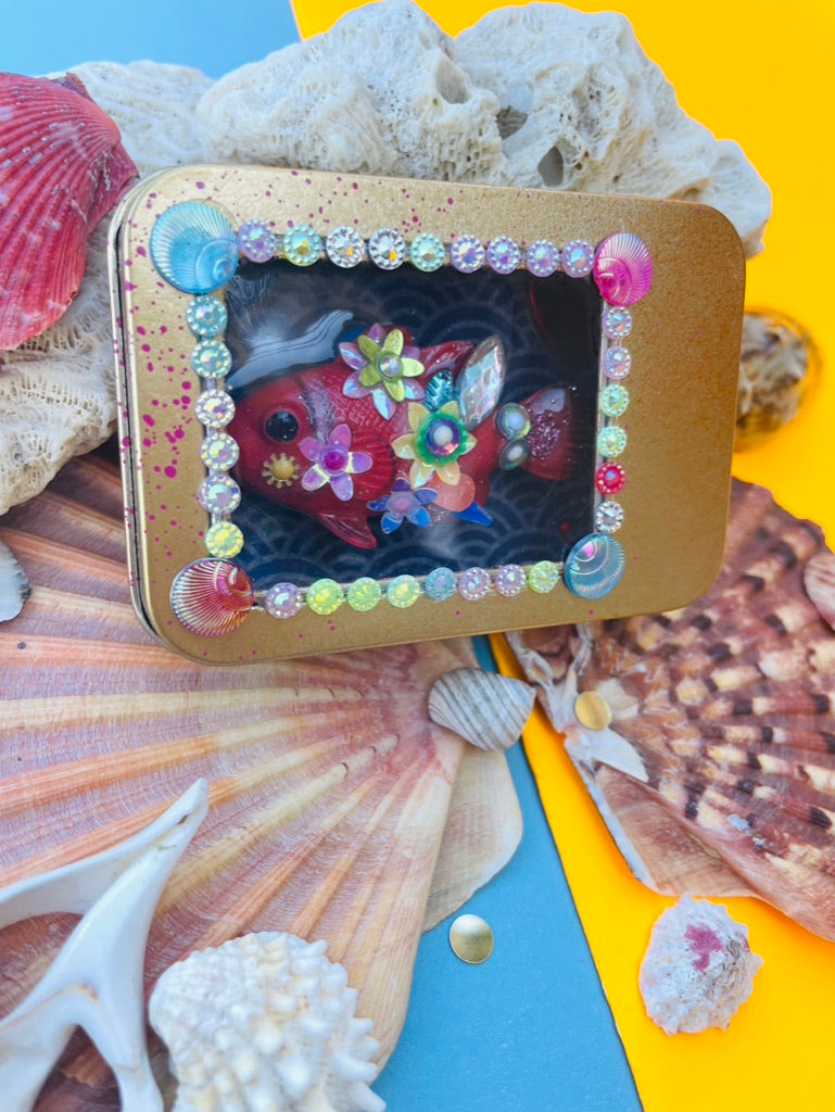 Boîte de Curiosité Fantastique - Création Originale Artisanale - Poisson "Étincelle de Joie"