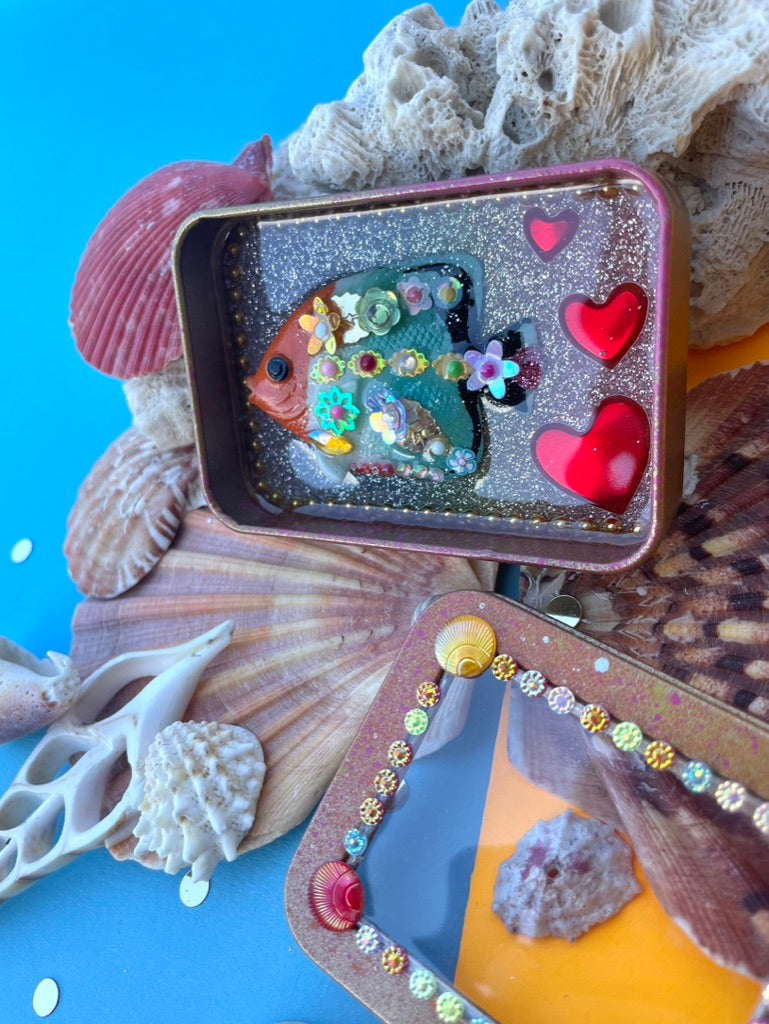 Boîte de Curiosité Fantastique - Création Originale Artisanale - Poisson "Farceur des Vagues Moussues"