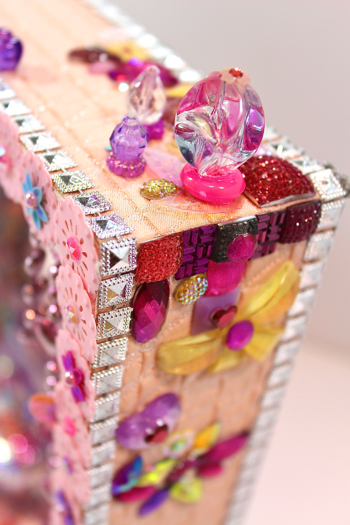 Gros plan sur le mini-paysage en sequins et rubans