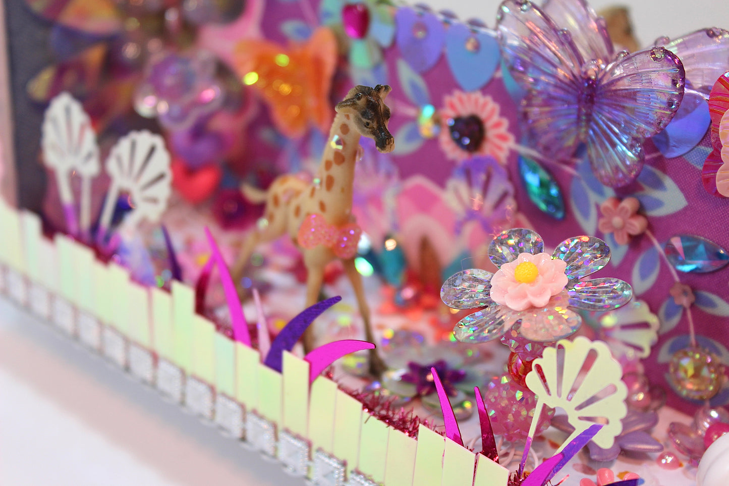 Gros plan sur le mini-paysage en sequins et rubans