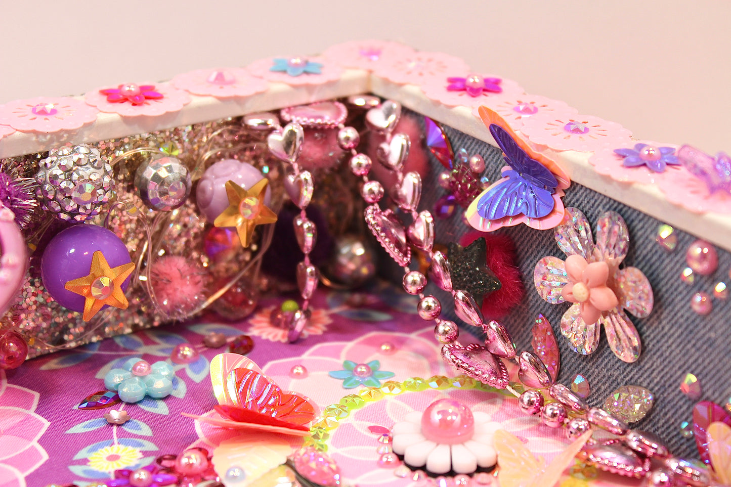 Détail du Miroir de Poésie avec sequins et perles, par Lily était une fois, Montréal