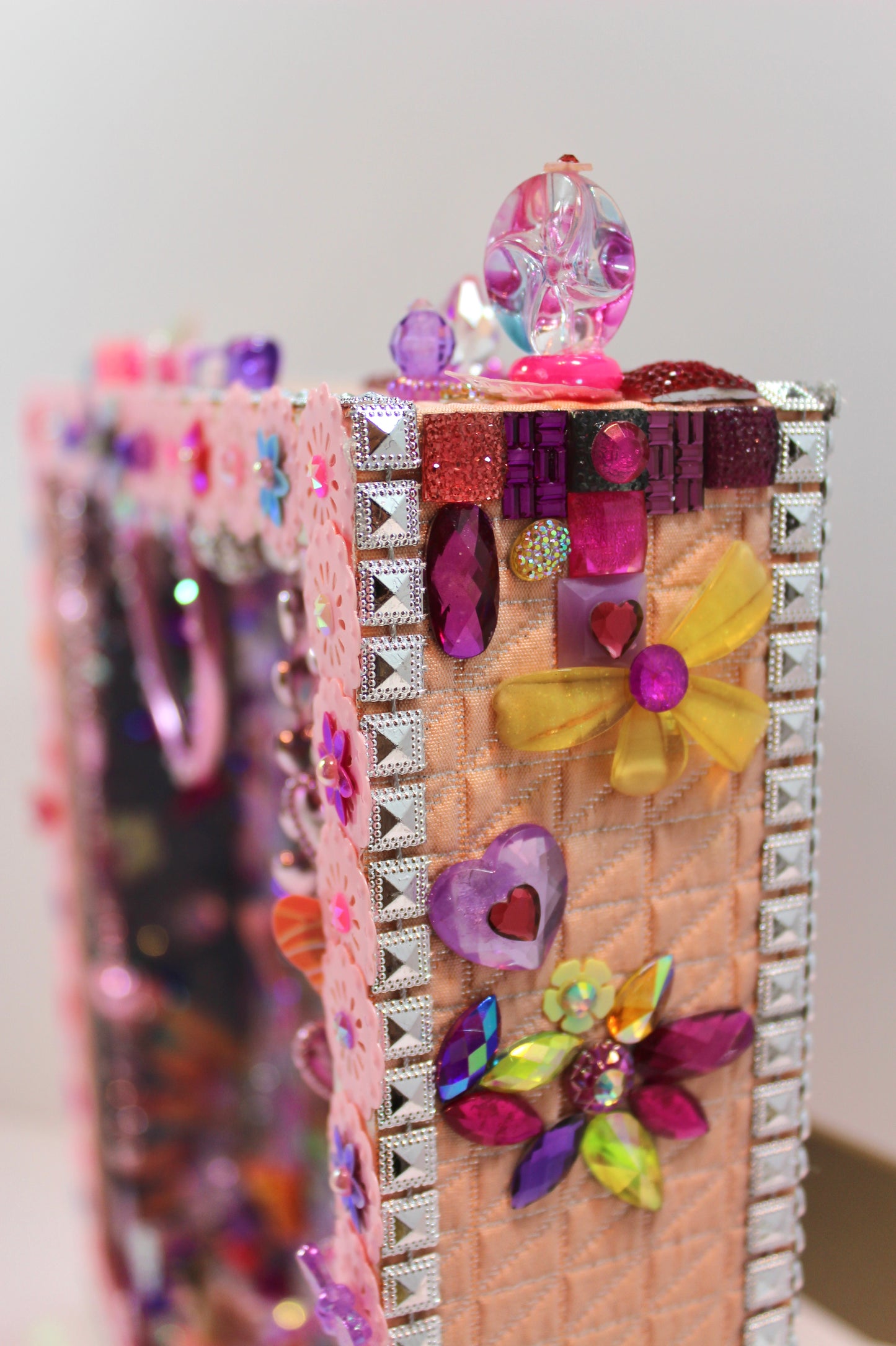 Gros plan sur le mini-paysage en sequins et rubans