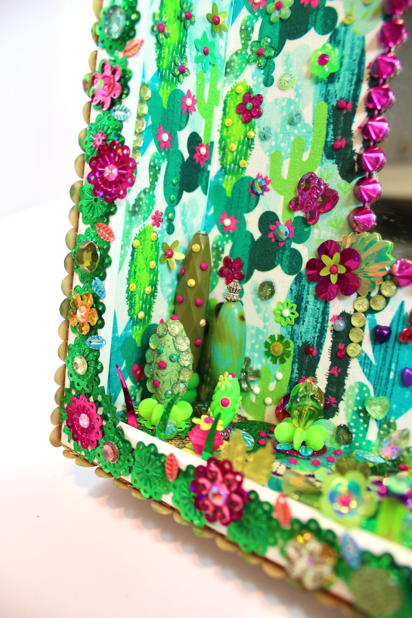 Détail du diorama poétique en tissu et perles recyclées