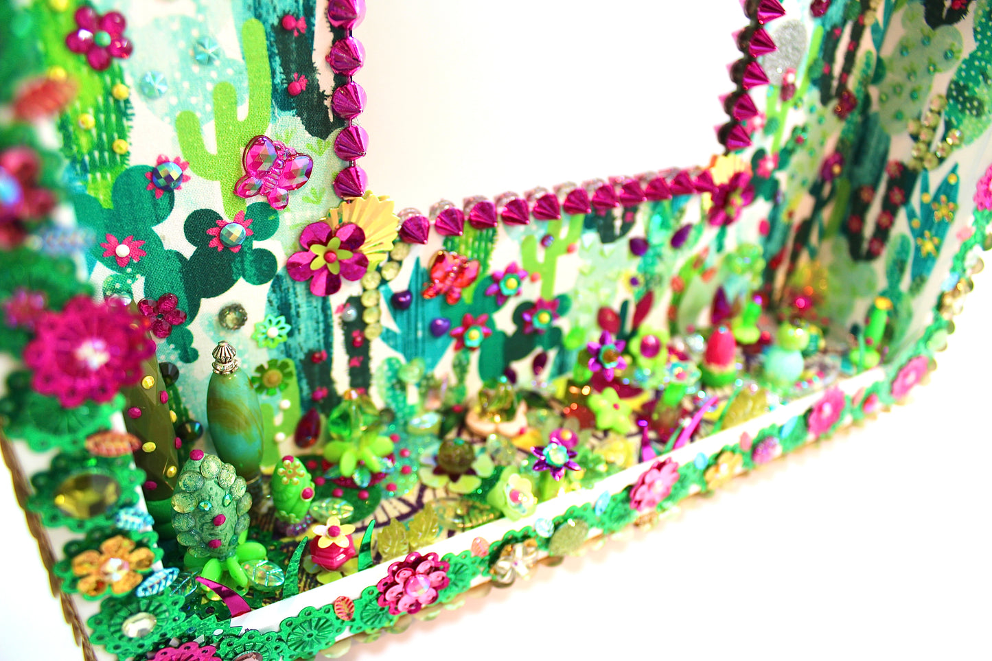 Détail du diorama poétique en tissu et perles recyclées