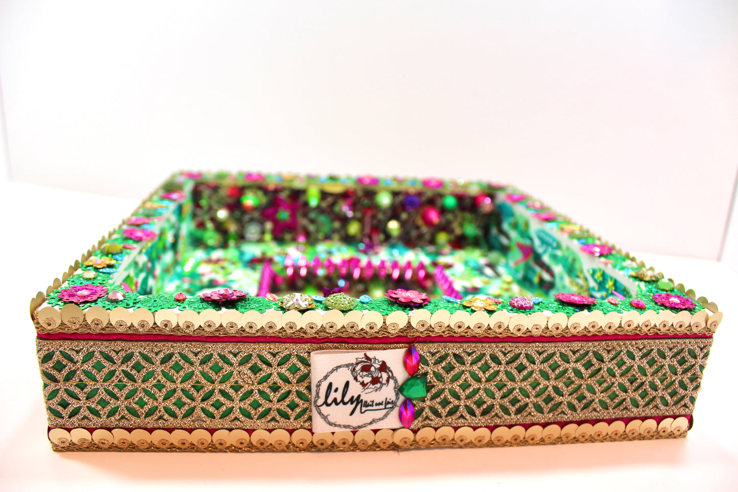 Gros plan sur le mini-paysage en sequins et rubans