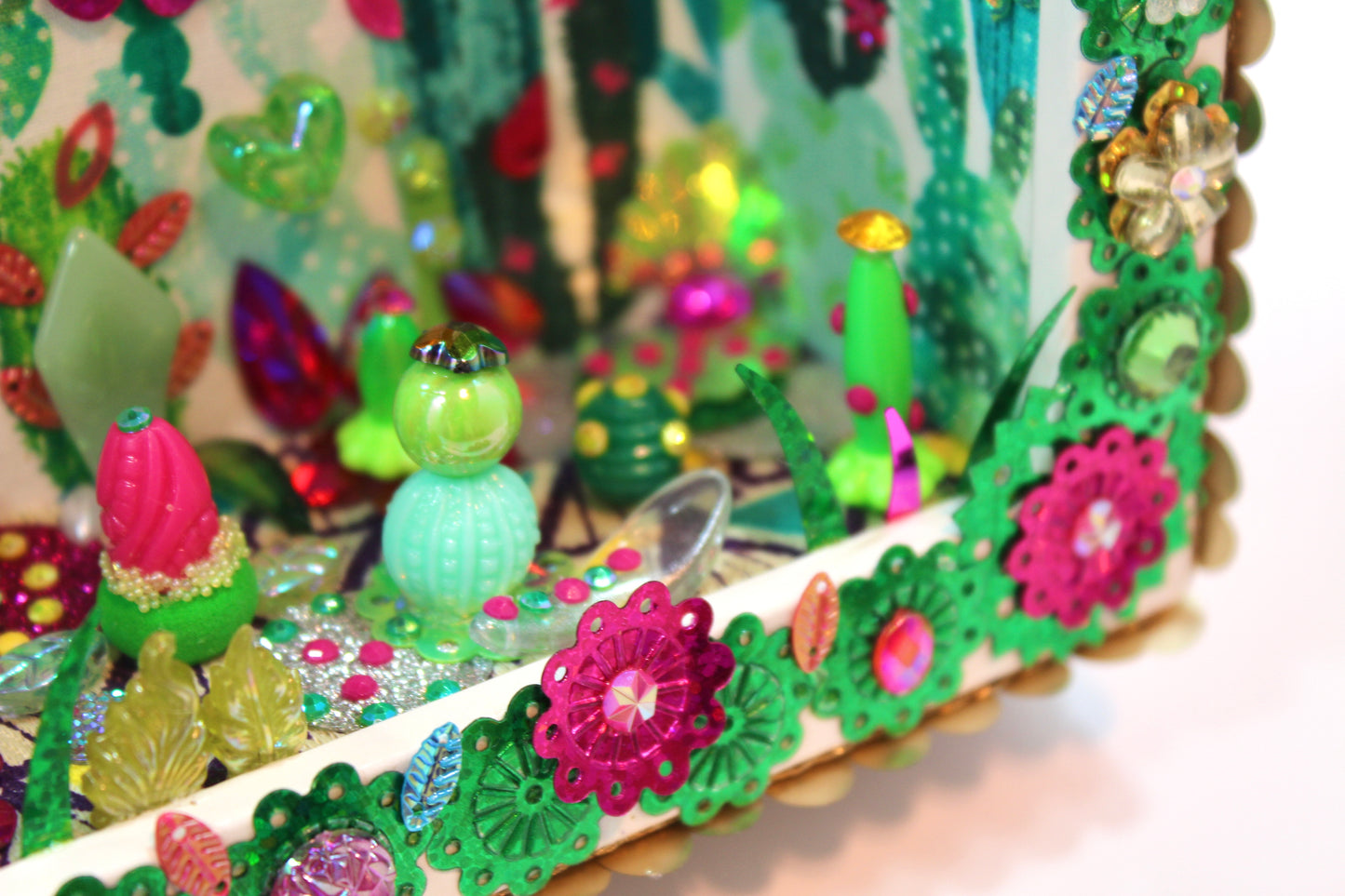 Détail du diorama poétique - Pièce de collection avec miroir et mantra inspirant