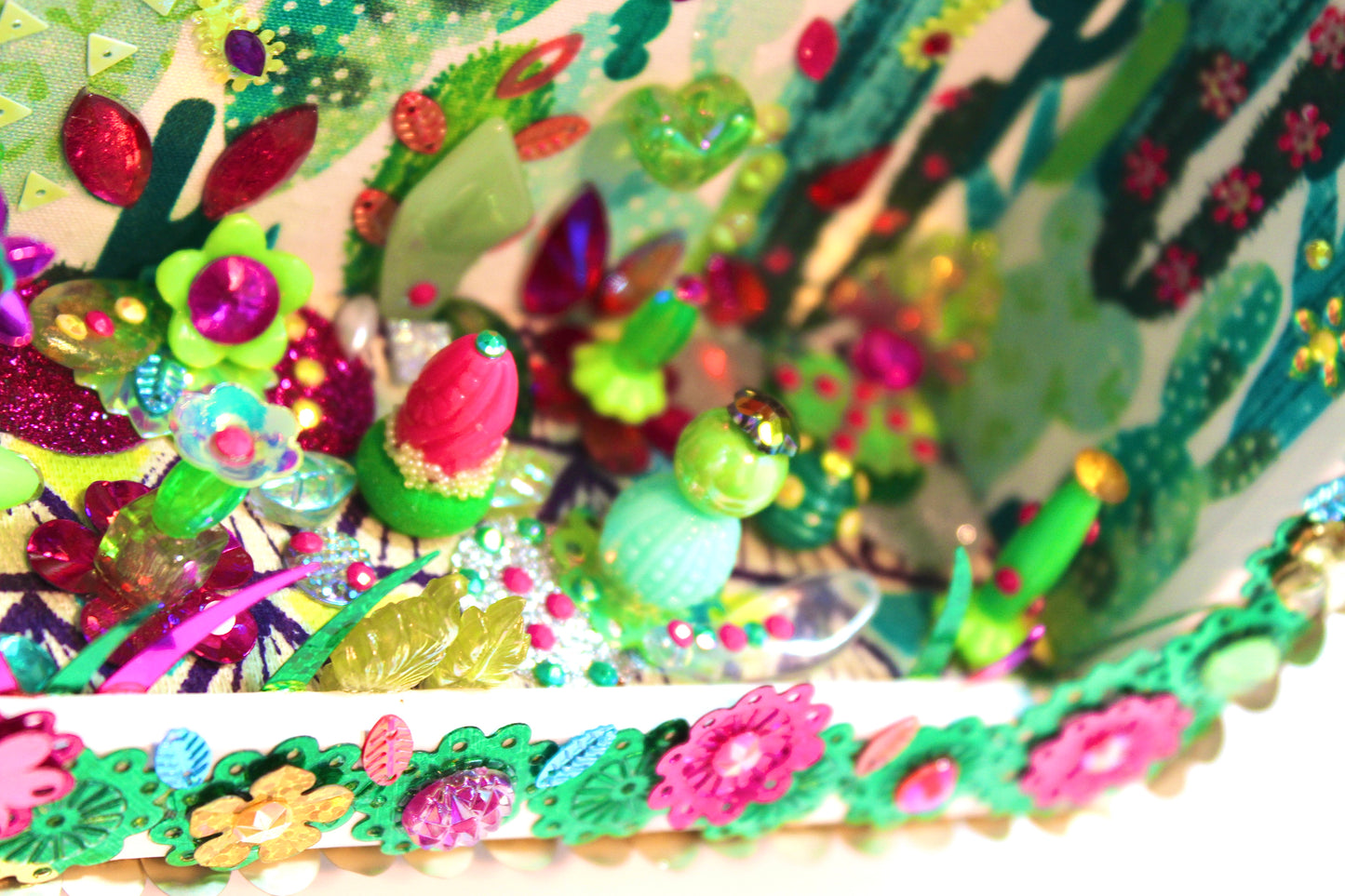 Gros plan sur le mini-paysage en sequins et rubans