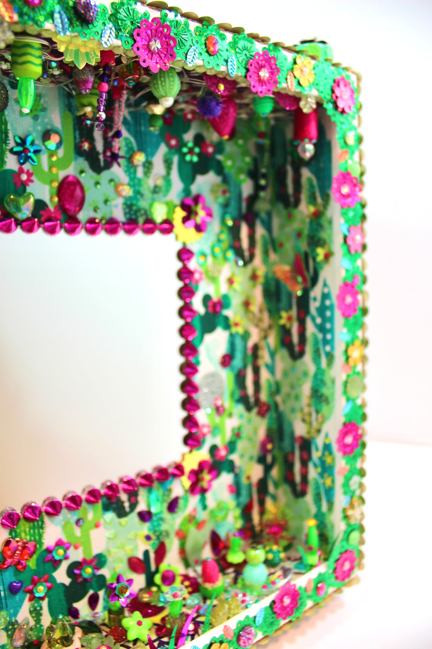Miroir décoratif avec diorama poétique en tissu et rubans