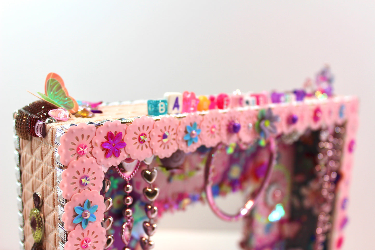 Détail du diorama poétique en tissu et perles recyclées
