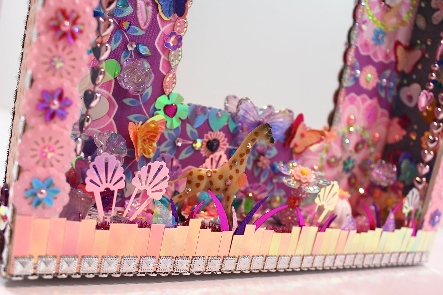 Détail du diorama poétique en tissu et perles recyclées