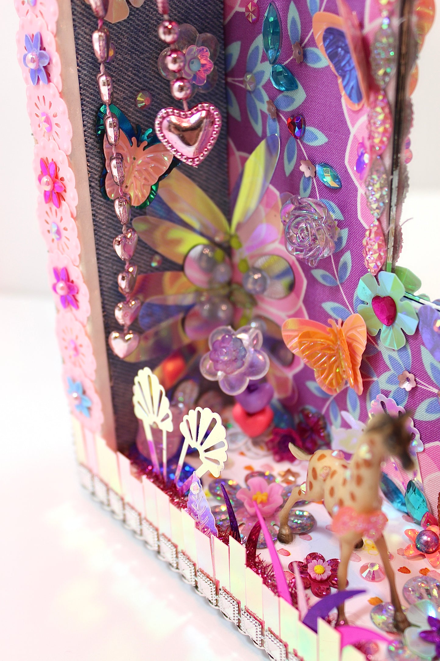 Détail du diorama poétique en tissu et perles recyclées