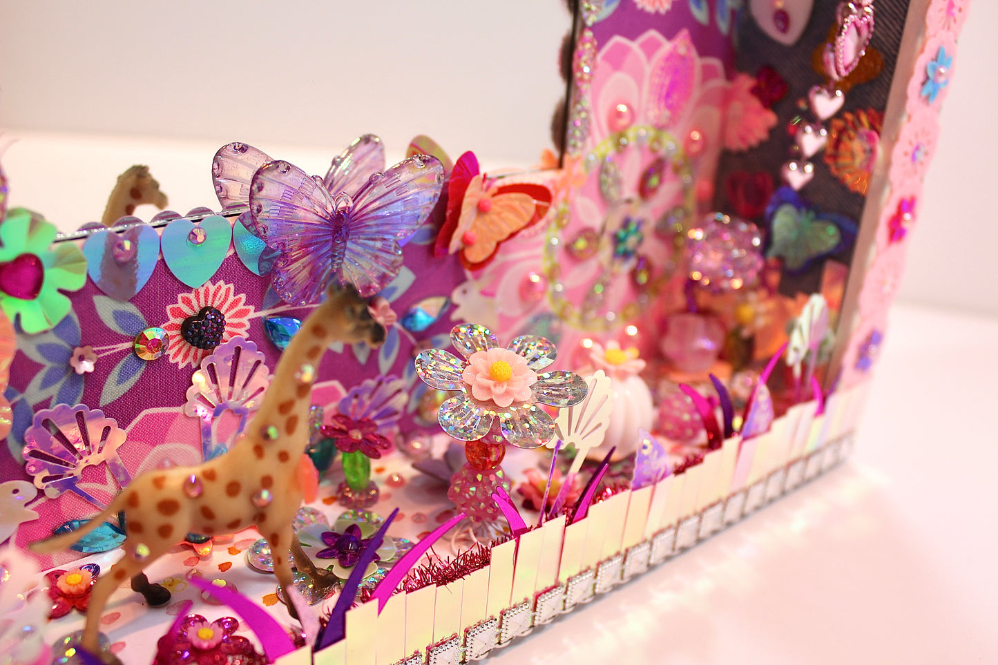 Détail du diorama poétique en tissu et perles recyclées