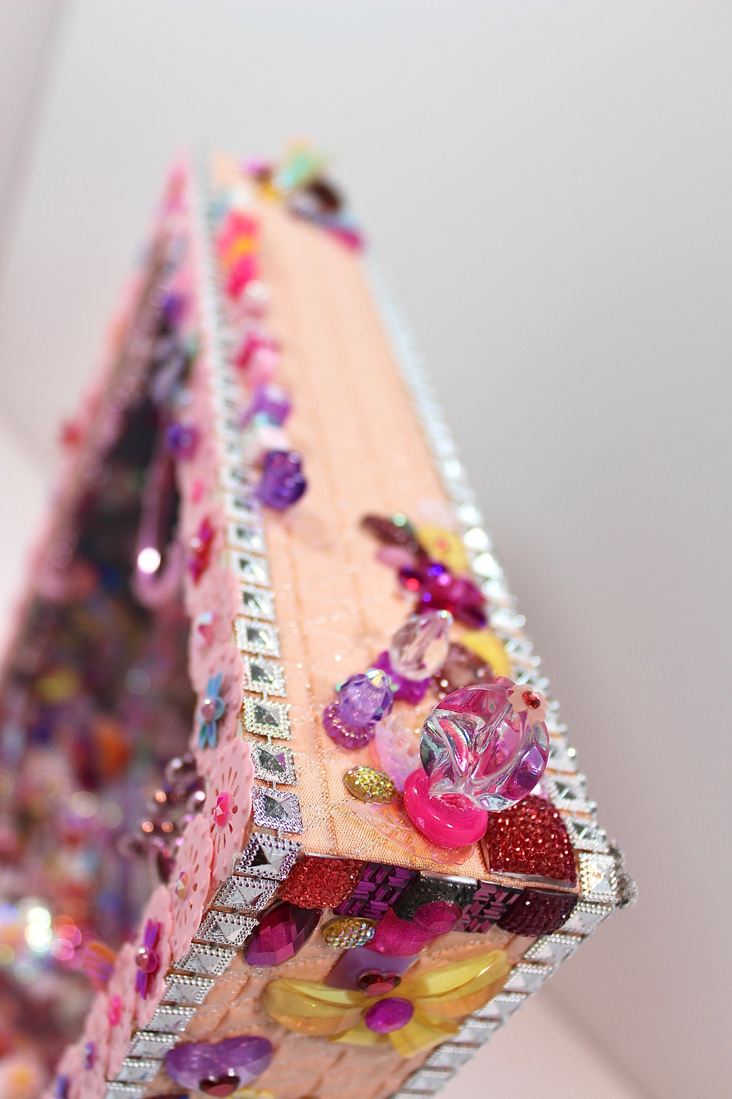 Détail du diorama poétique en tissu et perles recyclées