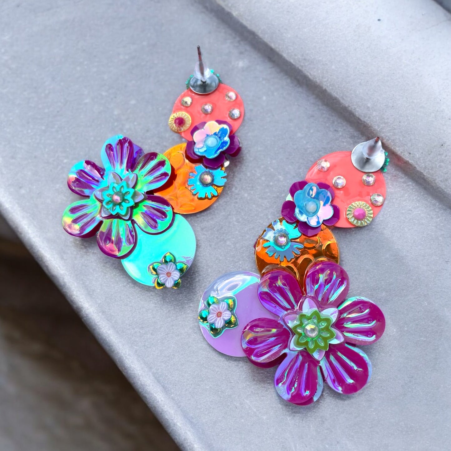 Détails en sequins sur boucles d'oreilles artisanales de Lily était une fois, alliant éclat magique et connexion avec votre enfant intérieur