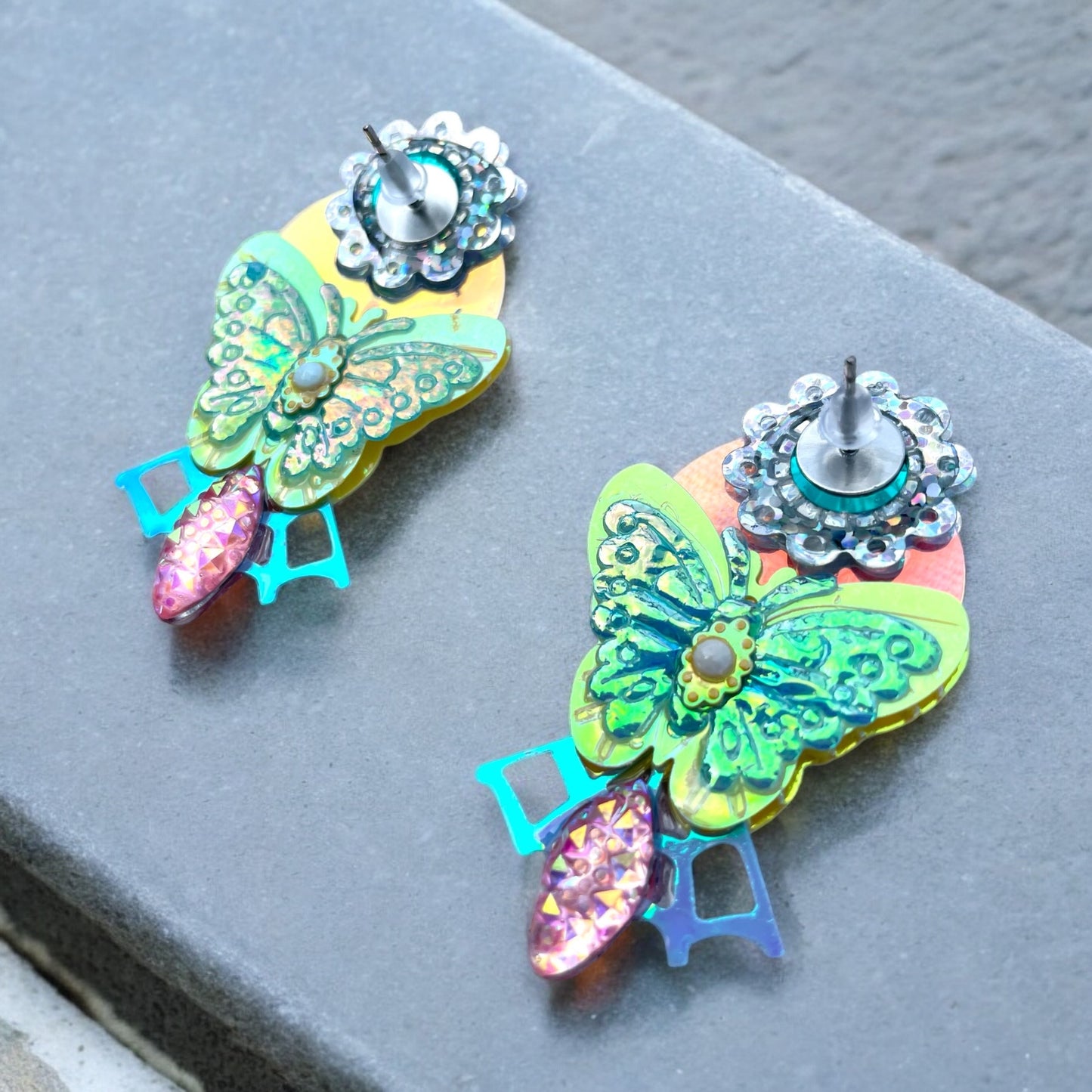 Boucles d'oreilles scintillantes en sequins de Lily était une fois, des créations uniques conçues pour illuminer vos tenues et raviver votre esprit d'enfance