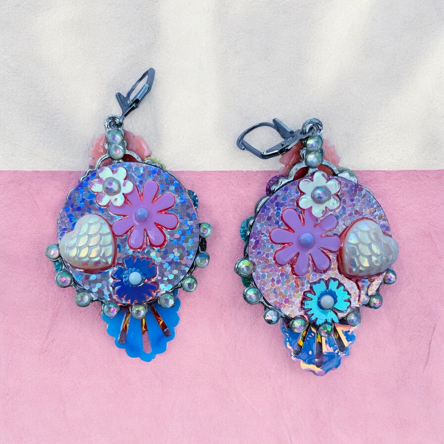 Détails en sequins sur boucles d'oreilles artisanales de Lily était une fois, alliant éclat magique et connexion avec votre enfant intérieur