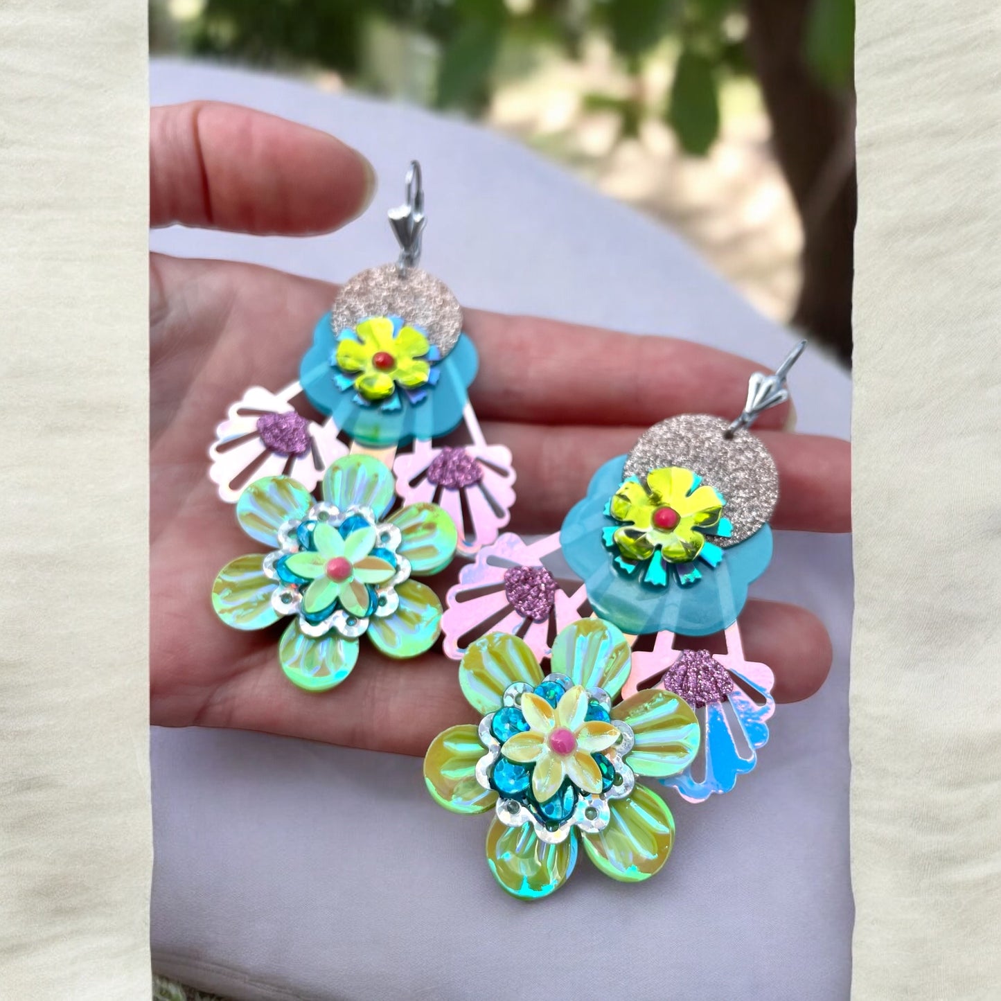 Boucles d'oreilles en sequins féériques faites main par Lily était une fois, apportant une touche magique et une connexion avec votre enfant intérieur