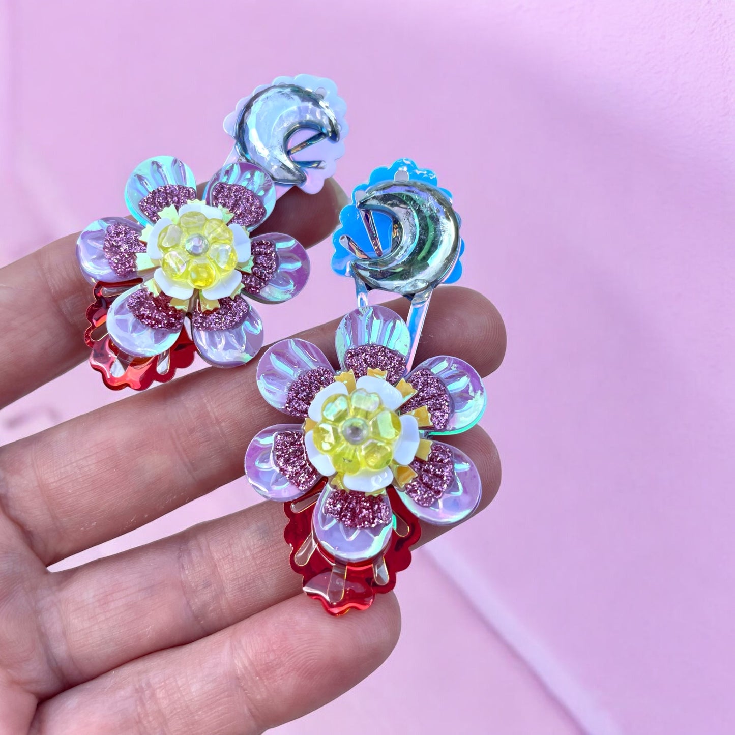 Boucles d'oreilles scintillantes en sequins de Lily était une fois, des créations uniques conçues pour illuminer vos tenues et raviver votre esprit d'enfance