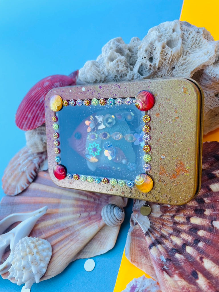 Boîte de Curiosité Fantastique - Création Originale Artisanale - Poisson "Farceur des Vagues Moussues"