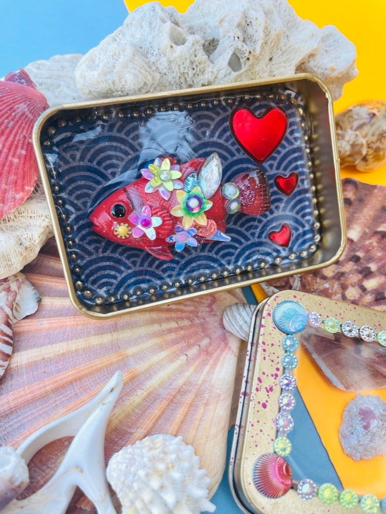 Boîte de Curiosité Fantastique - Création Originale Artisanale - Poisson "Étincelle de Joie"