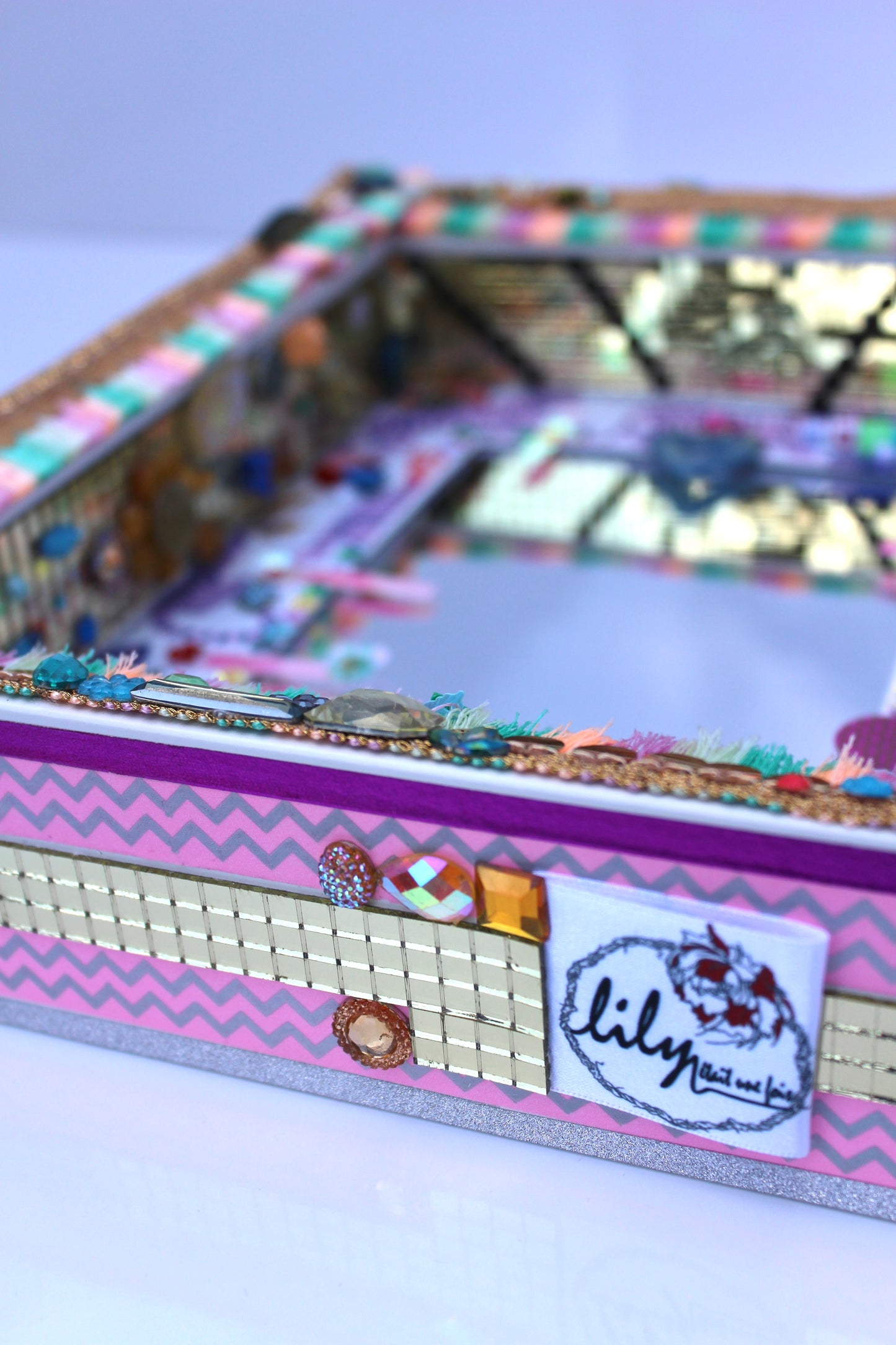 Gros plan sur le mini-paysage en sequins et rubans