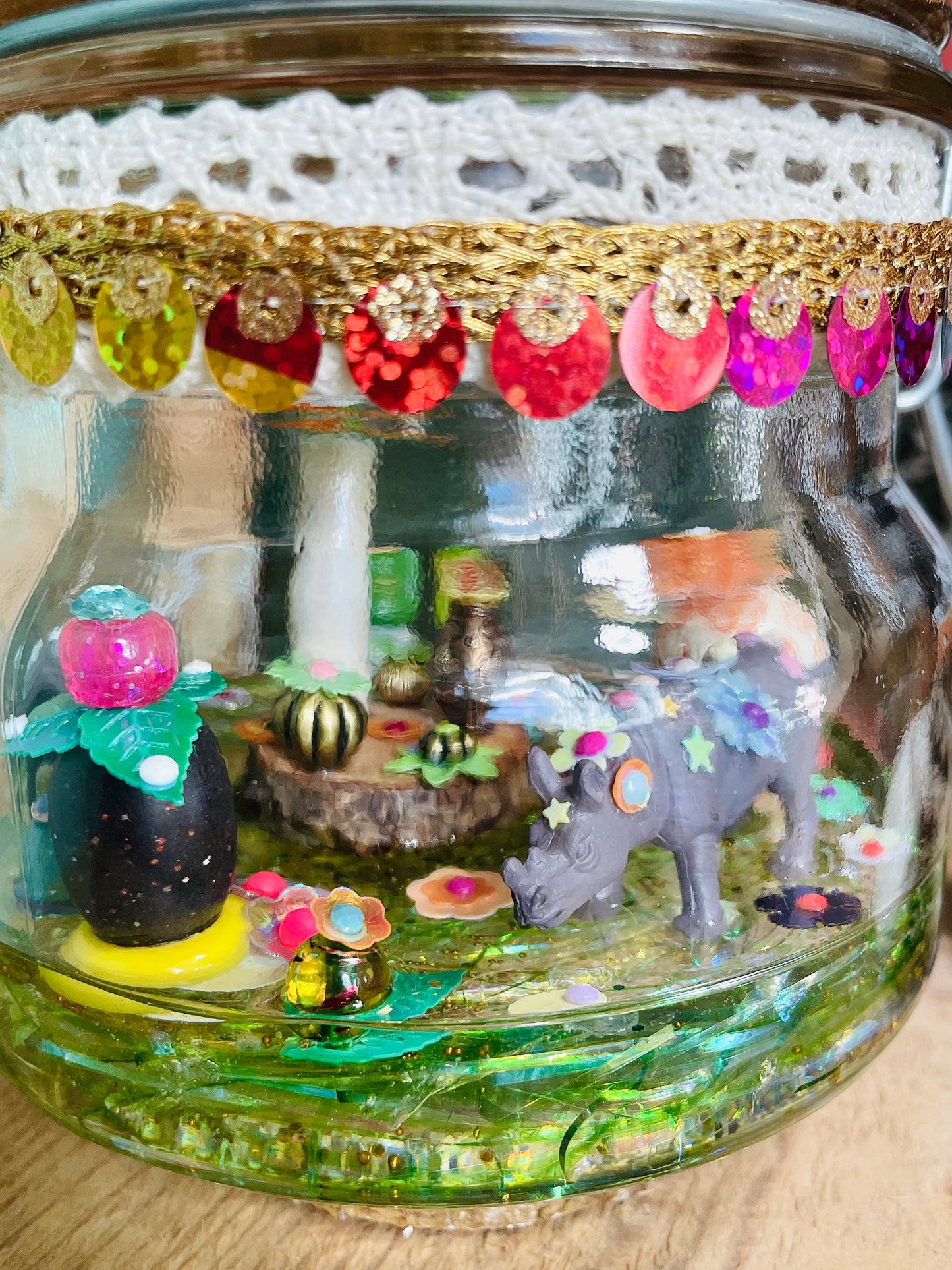 Détail du jardin imaginaire avec animaux totems Rhinocéros en résine et perles dans bibliothèque