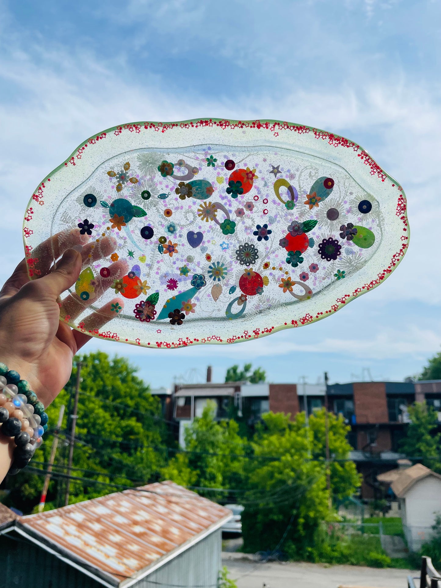 Petit plateau en résine avec jardin imaginaire en sequins et perles - Vue d’ensemble - Fabriqué par Lily était une fois une artiste émergent basée à Montréal