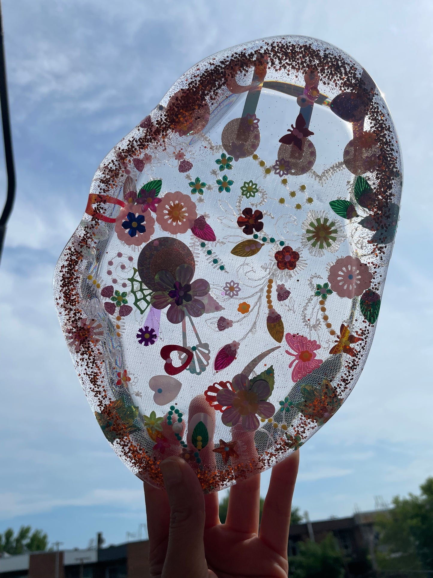 Petit plateau en résine avec jardin imaginaire en sequins et perles - Vue d’ensemble - Fabriqué par Lily était une fois une artiste émergent basée à Montréal