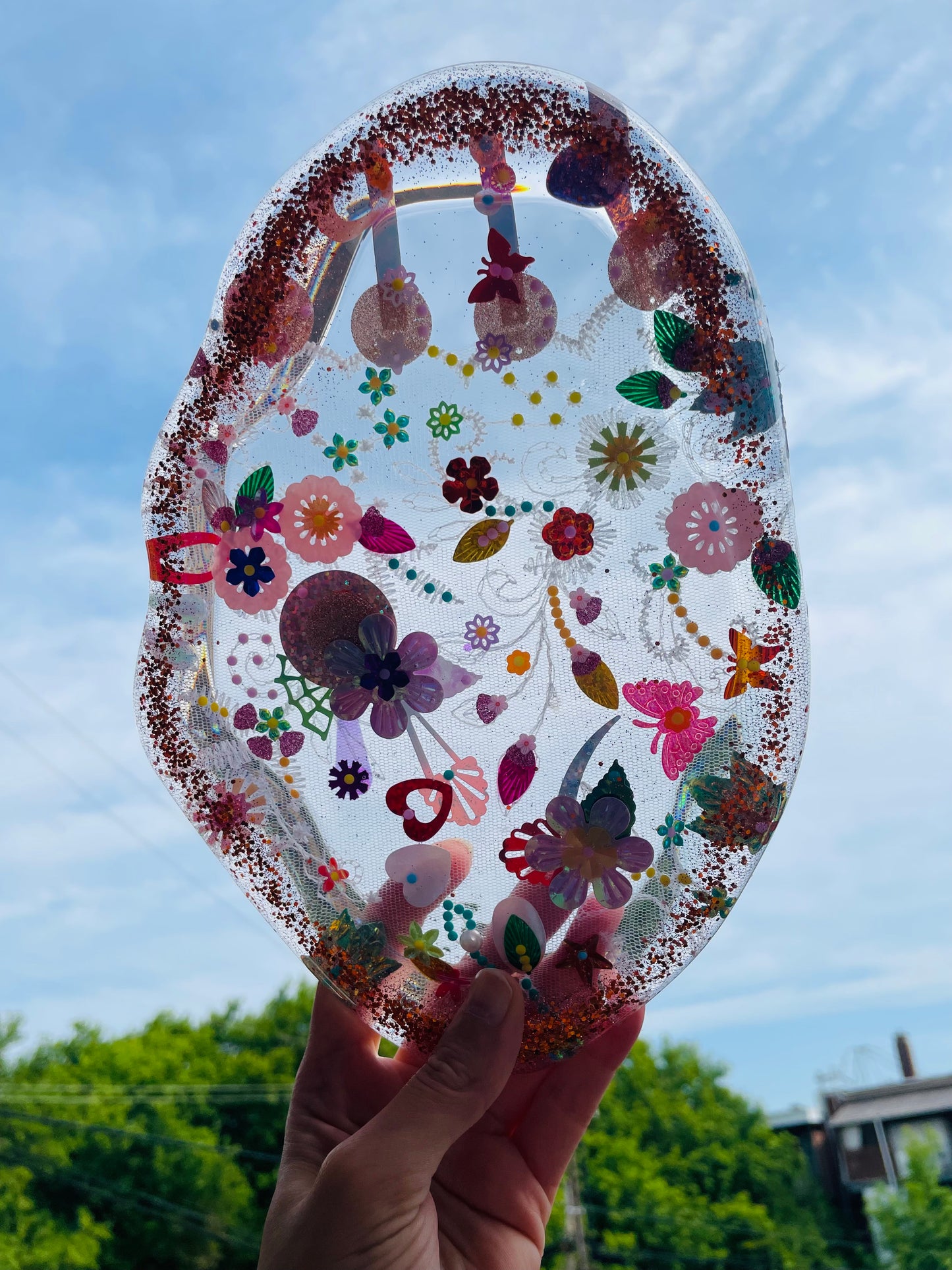 Petit plateau en résine avec jardin imaginaire en sequins et perles - Vue d’ensemble - Fabriqué par Lily était une fois une artiste émergent basée à Montréal