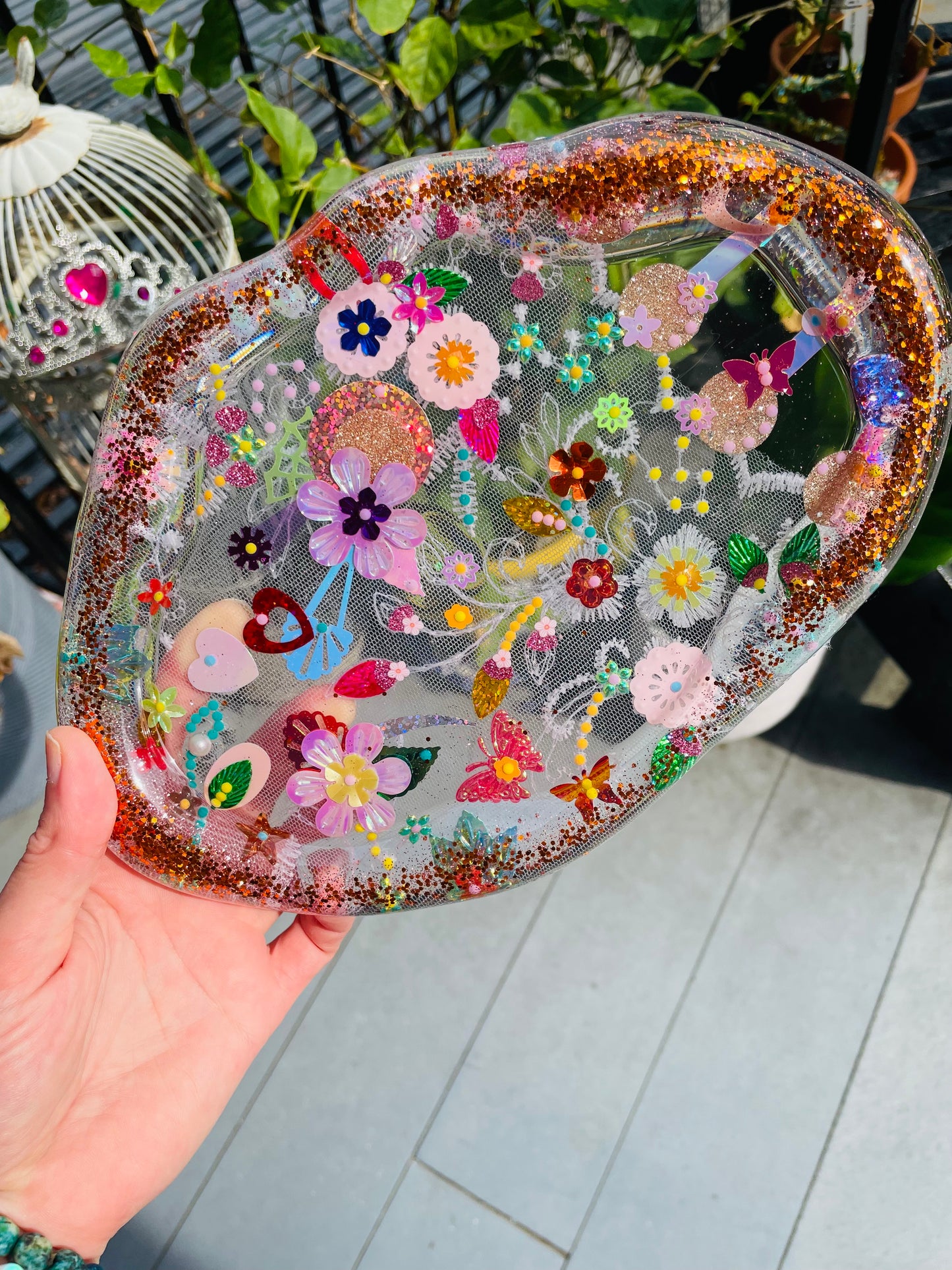 Petit plateau en résine avec jardin imaginaire en sequins et perles - Vue d’ensemble - Fabriqué par Lily était une fois une artiste émergent basée à Montréal