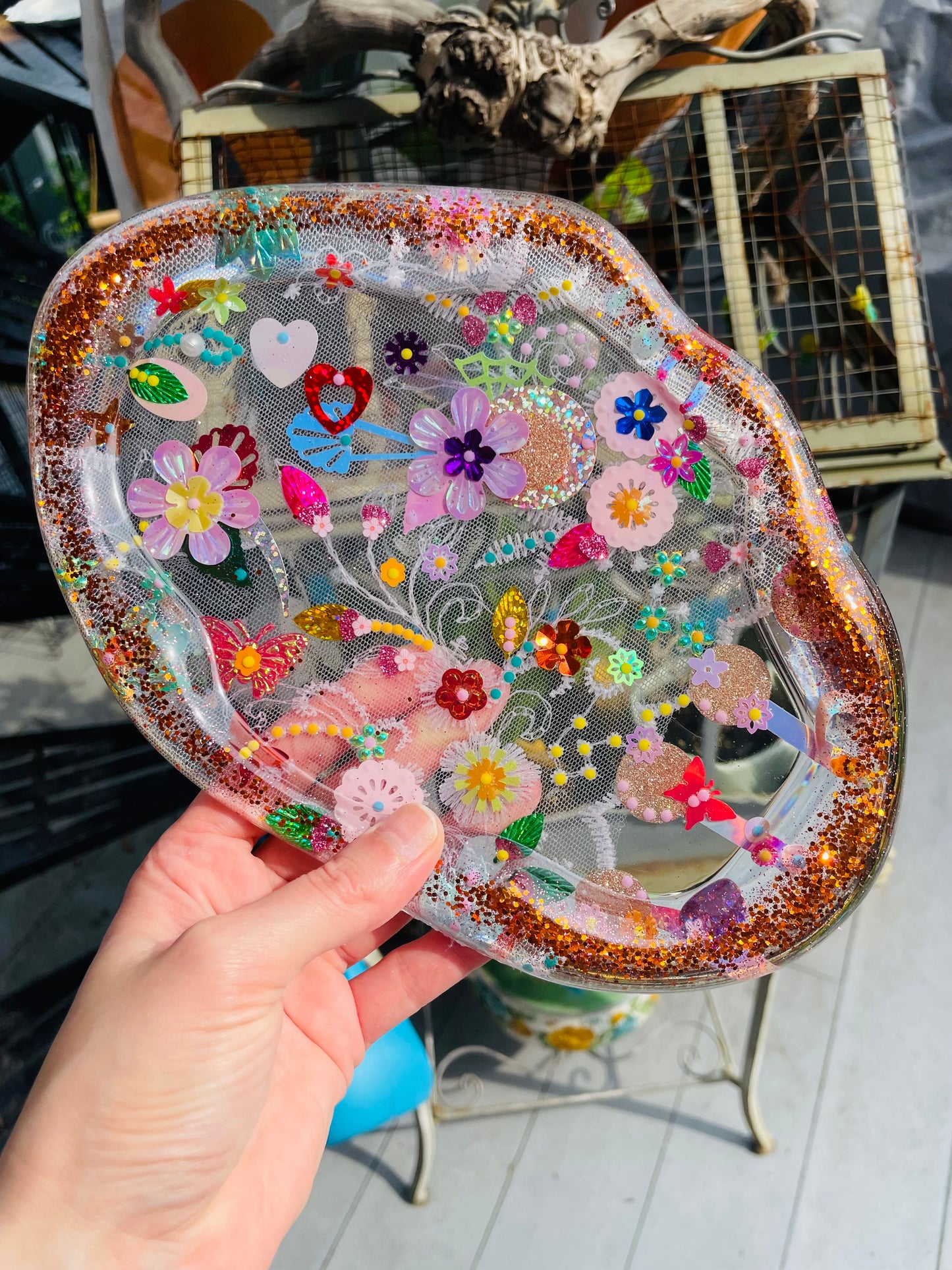 Petit plateau en résine avec jardin imaginaire en sequins et perles - Vue d’ensemble - Fabriqué par Lily était une fois une artiste émergent basée à Montréal