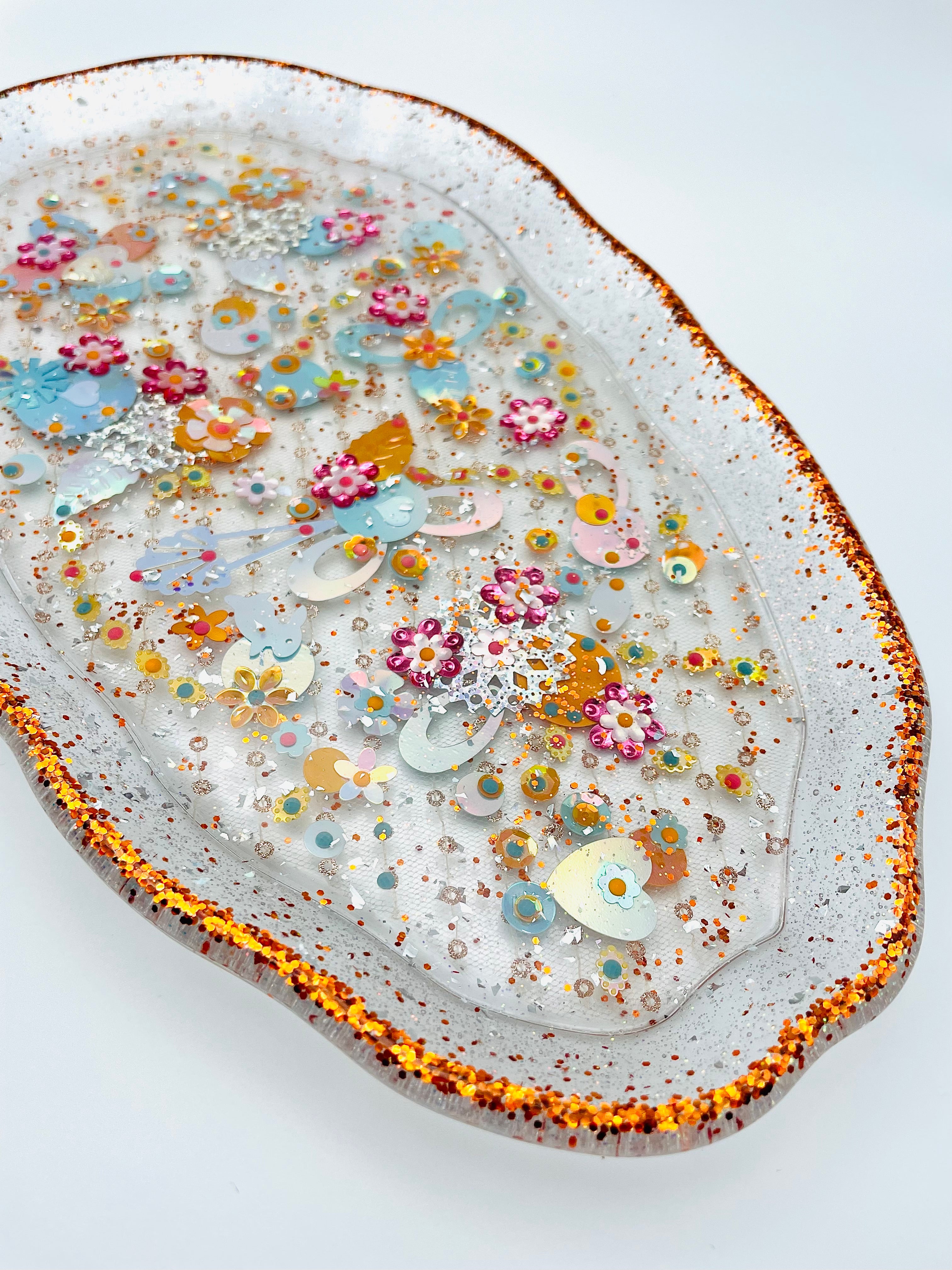 Petit plateau en résine avec jardin imaginaire en sequins et perles - Vue d’ensemble - Fabriqué par Lily était une fois une artiste émergent basée à Montréal