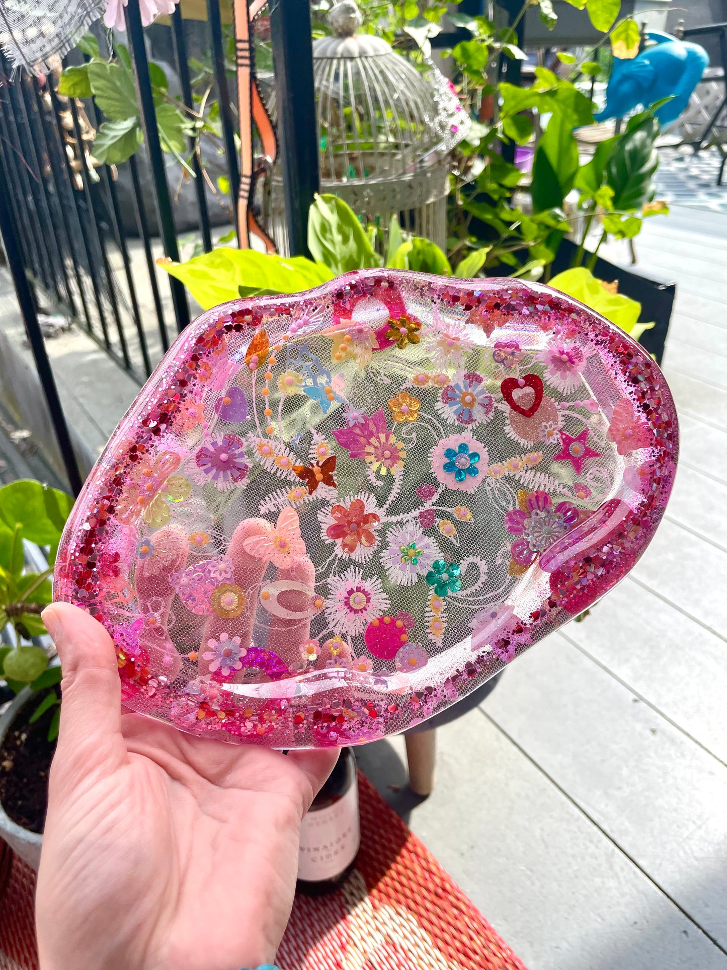 Petit plateau en résine avec jardin imaginaire en sequins et perles - Vue d’ensemble - Fabriqué par Lily était une fois une artiste émergent basée à Montréal