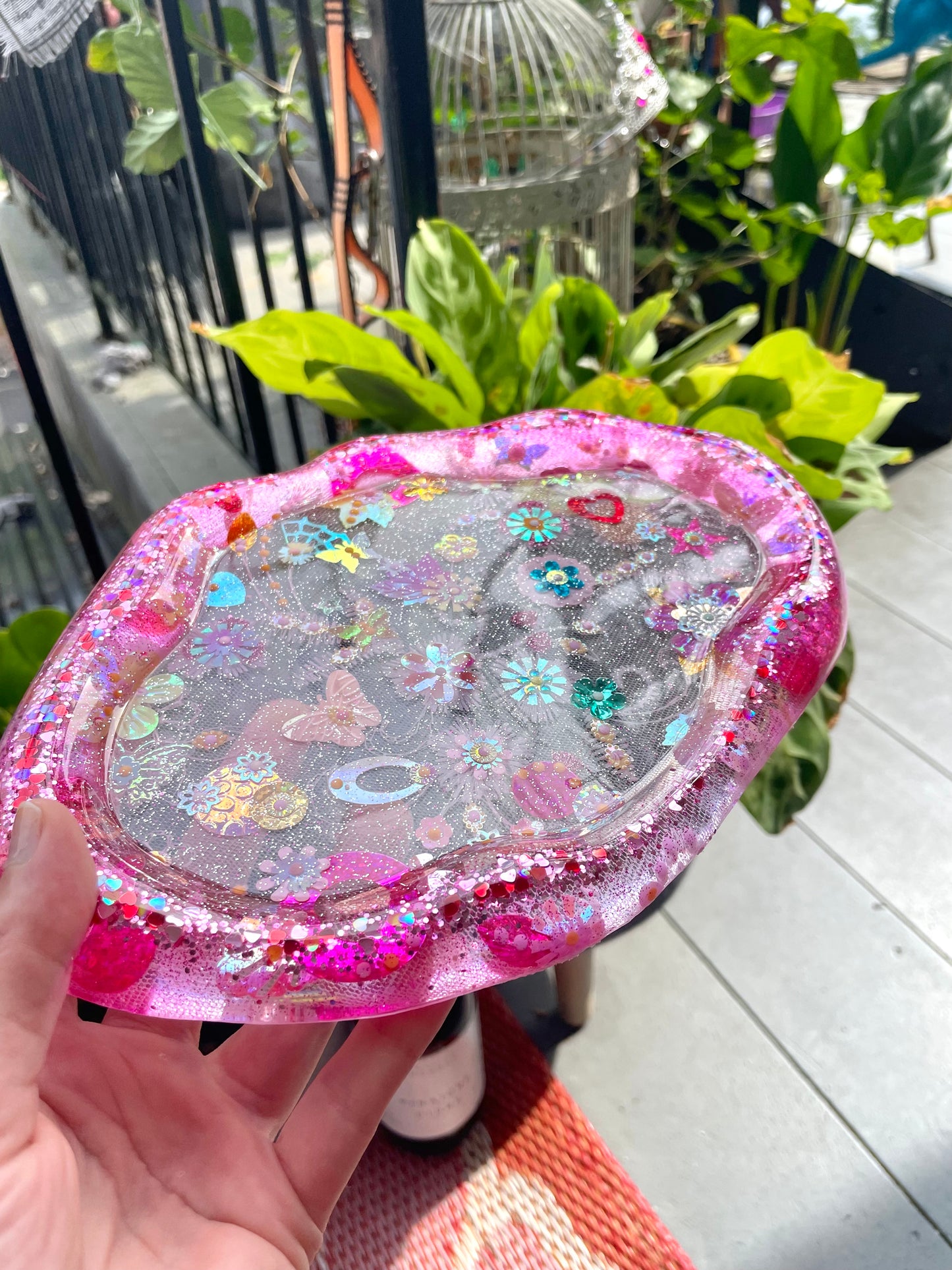 Petit plateau en résine avec jardin imaginaire en sequins et perles - Vue d’ensemble - Fabriqué par Lily était une fois une artiste émergent basée à Montréal