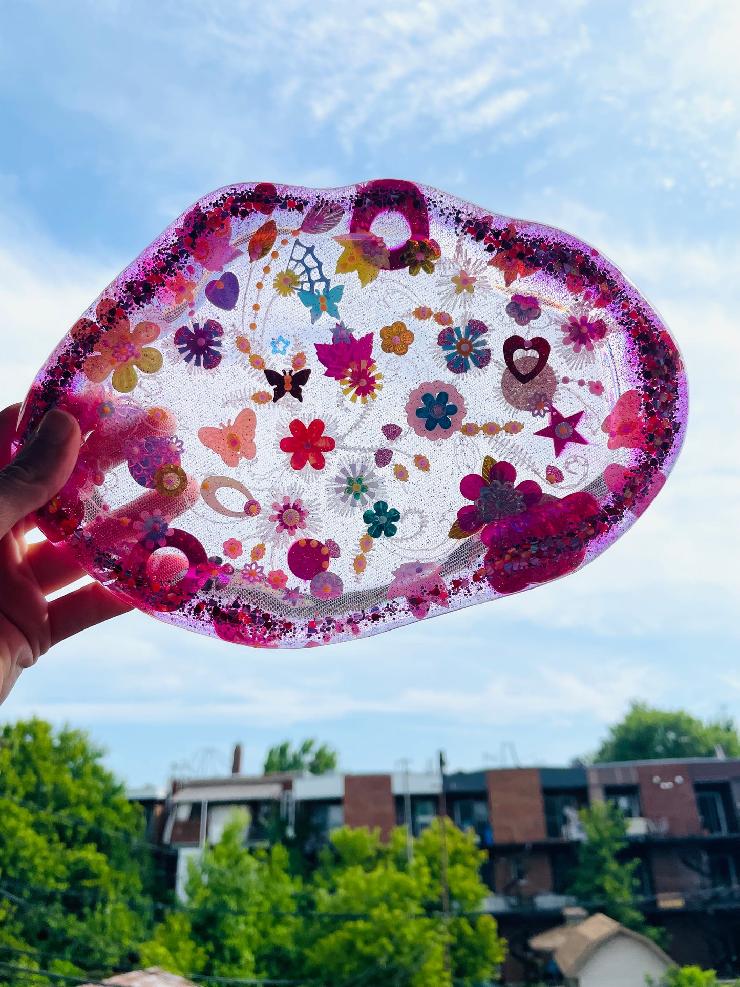 Petit plateau en résine avec jardin imaginaire en sequins et perles - Vue d’ensemble - Fabriqué par Lily était une fois une artiste émergent basée à Montréal