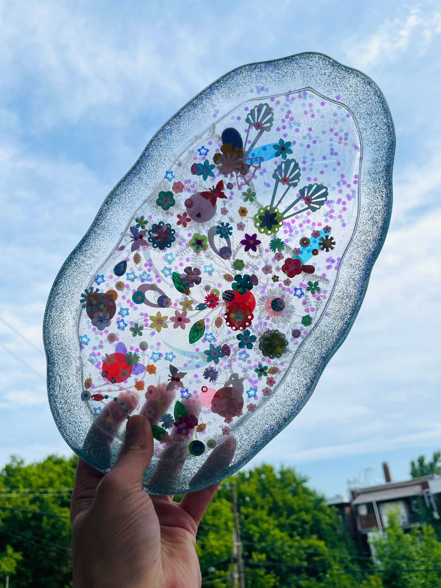 Petit plateau en résine avec jardin imaginaire en sequins et perles - Vue d’ensemble - Fabriqué par Lily était une fois une artiste émergent basée à Montréal