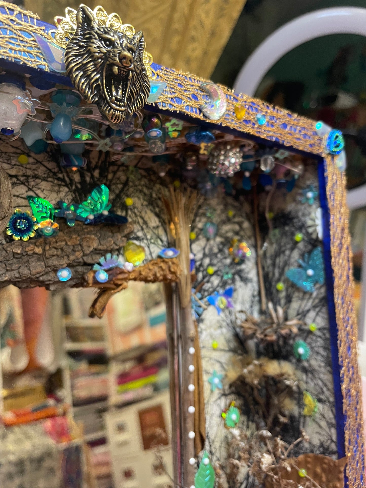 Détail du diorama poétique en tissu et perles recyclées
