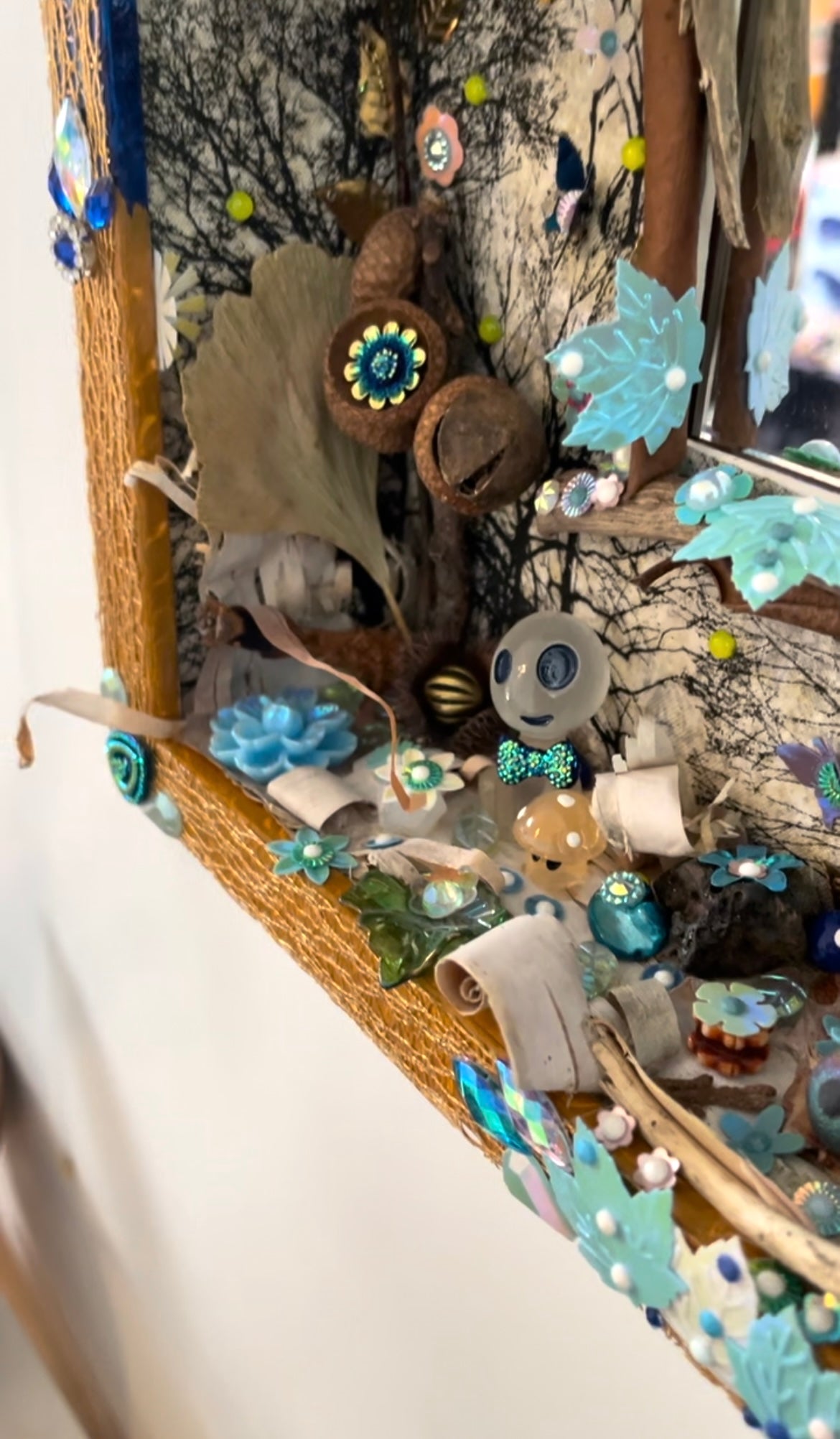 Détail du Miroir de Poésie avec sequins et perles, par Lily était une fois, Montréal