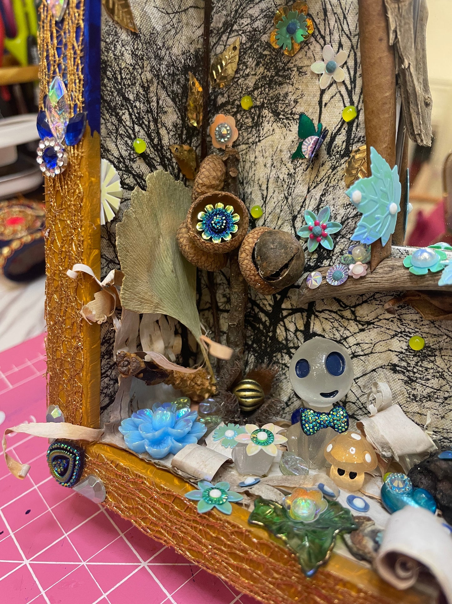 Détail du diorama poétique en tissu et perles recyclées