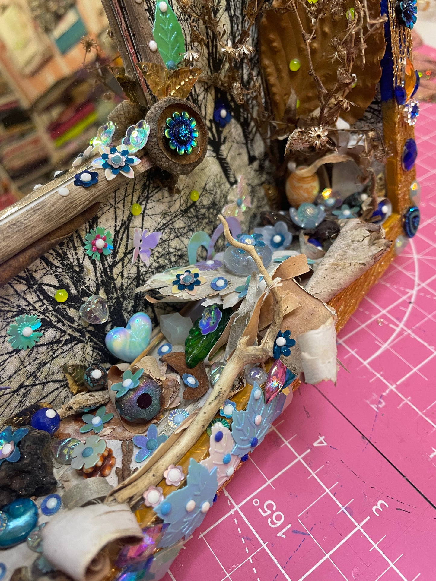 Détail du diorama poétique en tissu et perles recyclées