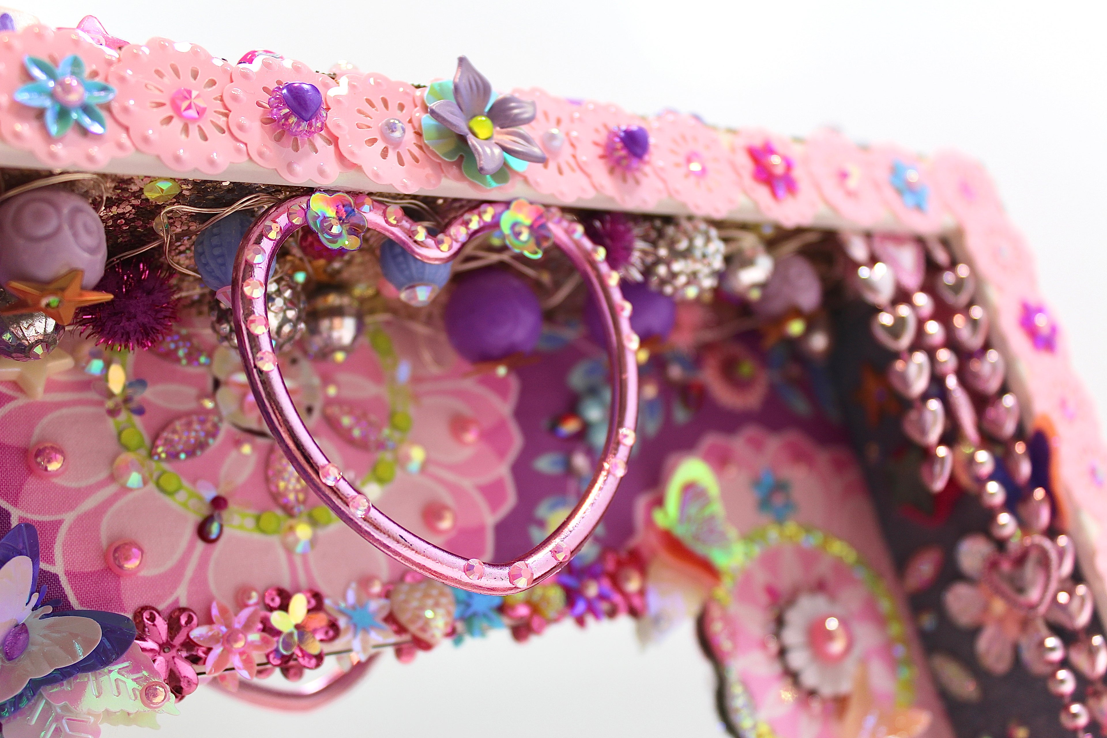 Détail du diorama poétique en tissu et perles recyclées