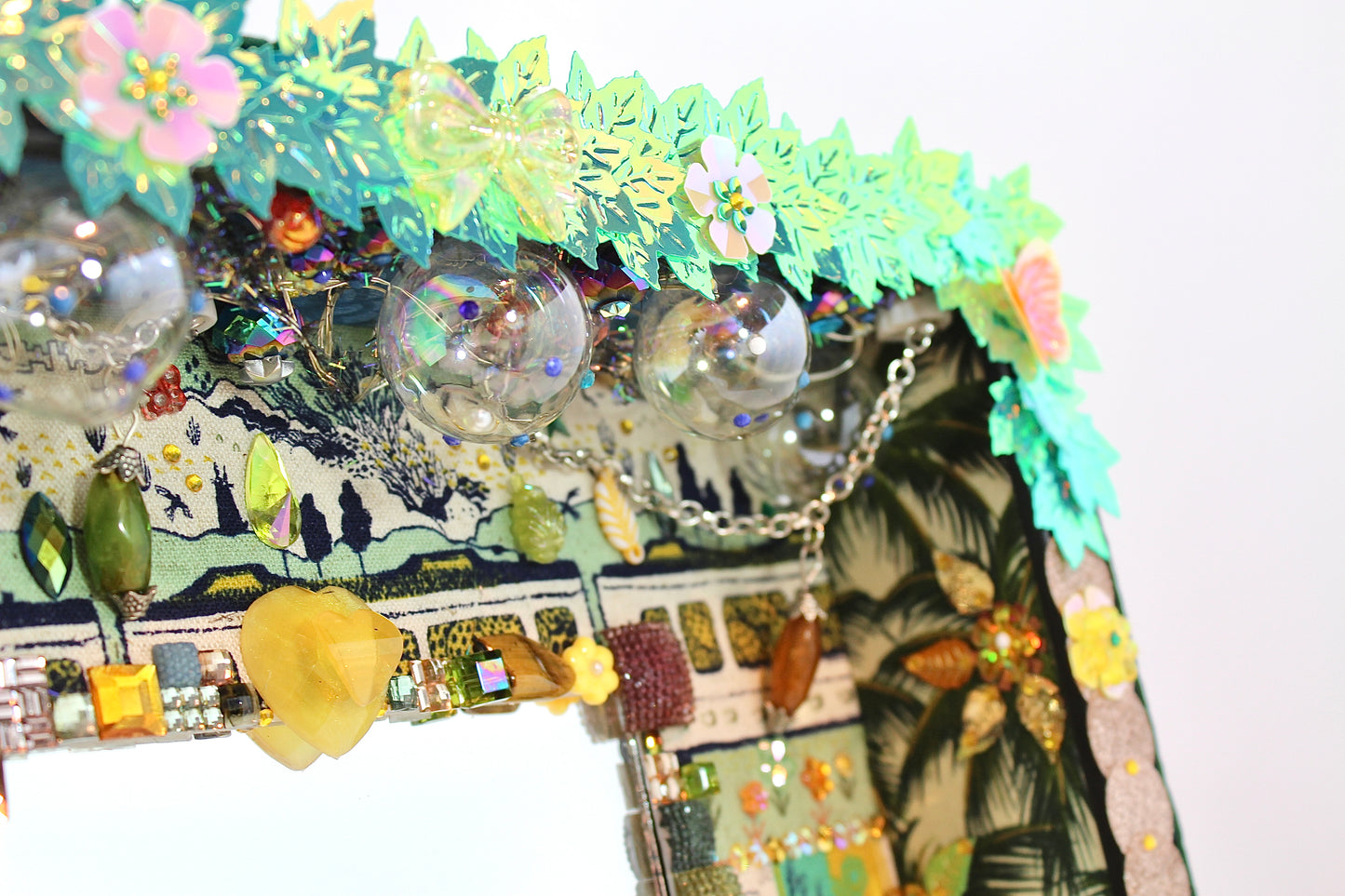 Détail du cadre avec miroir, mini-diorama artistique et mantra inspirant - Œuvre d'art décorative