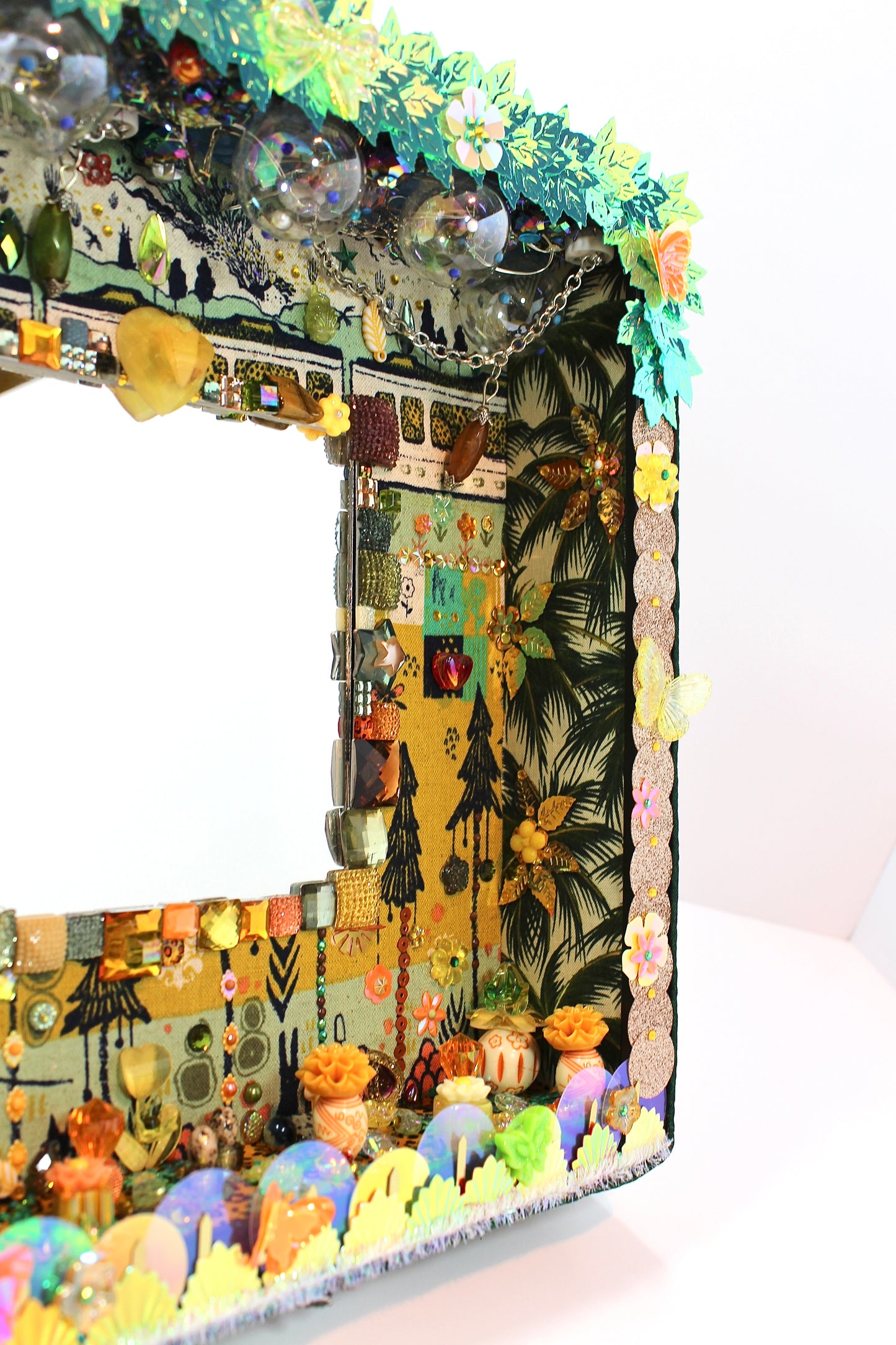 Miroir décoratif avec diorama poétique en tissu et rubans