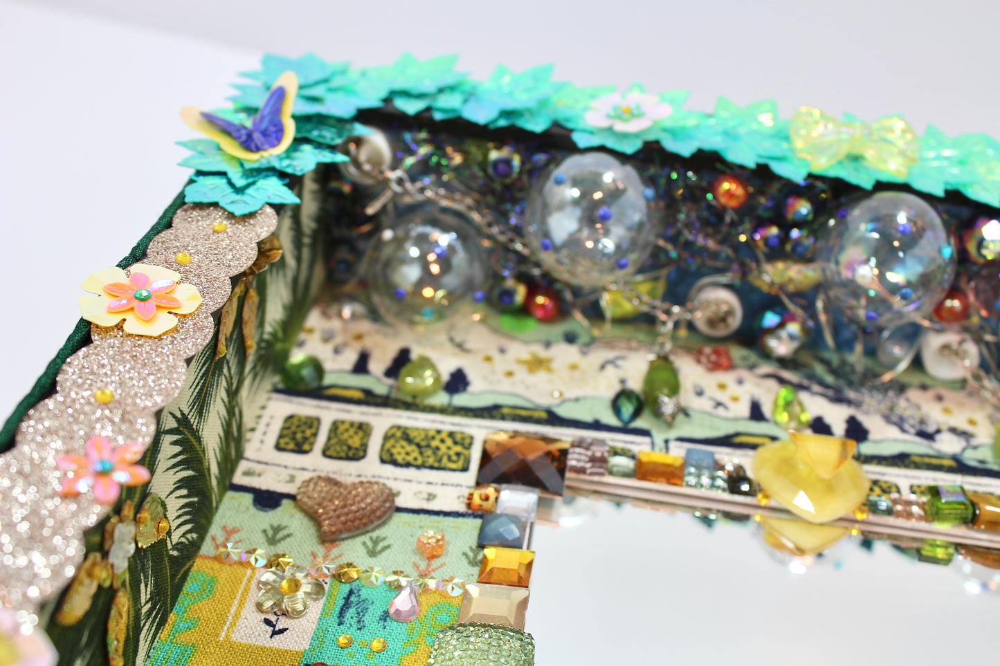Miroir décoratif avec diorama poétique en tissu et rubans