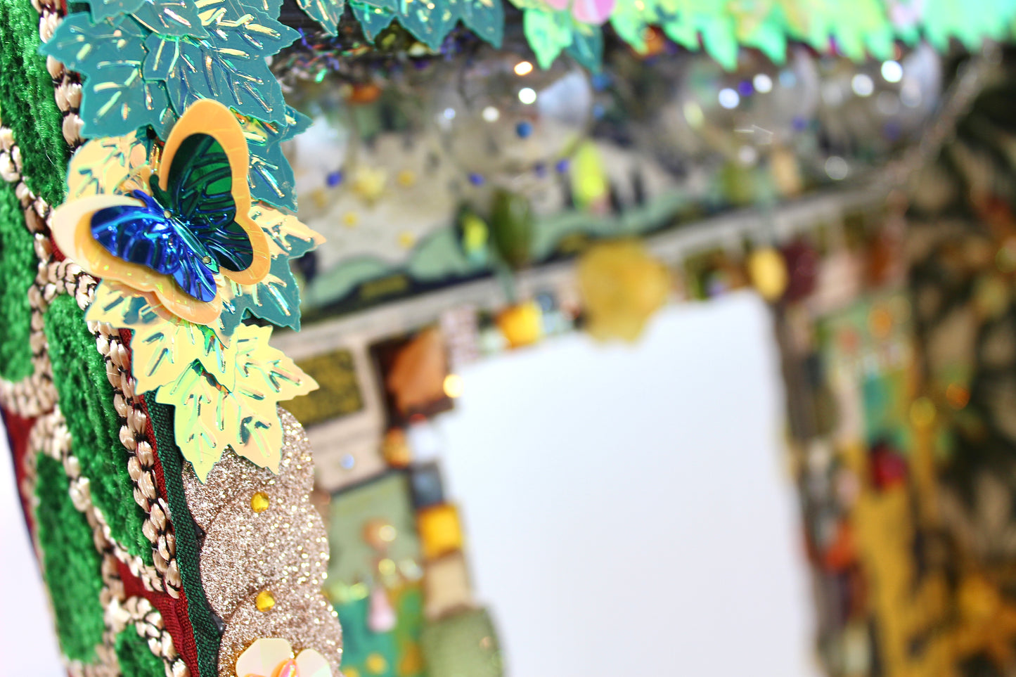 Gros plan sur le mini-paysage en sequins et rubans