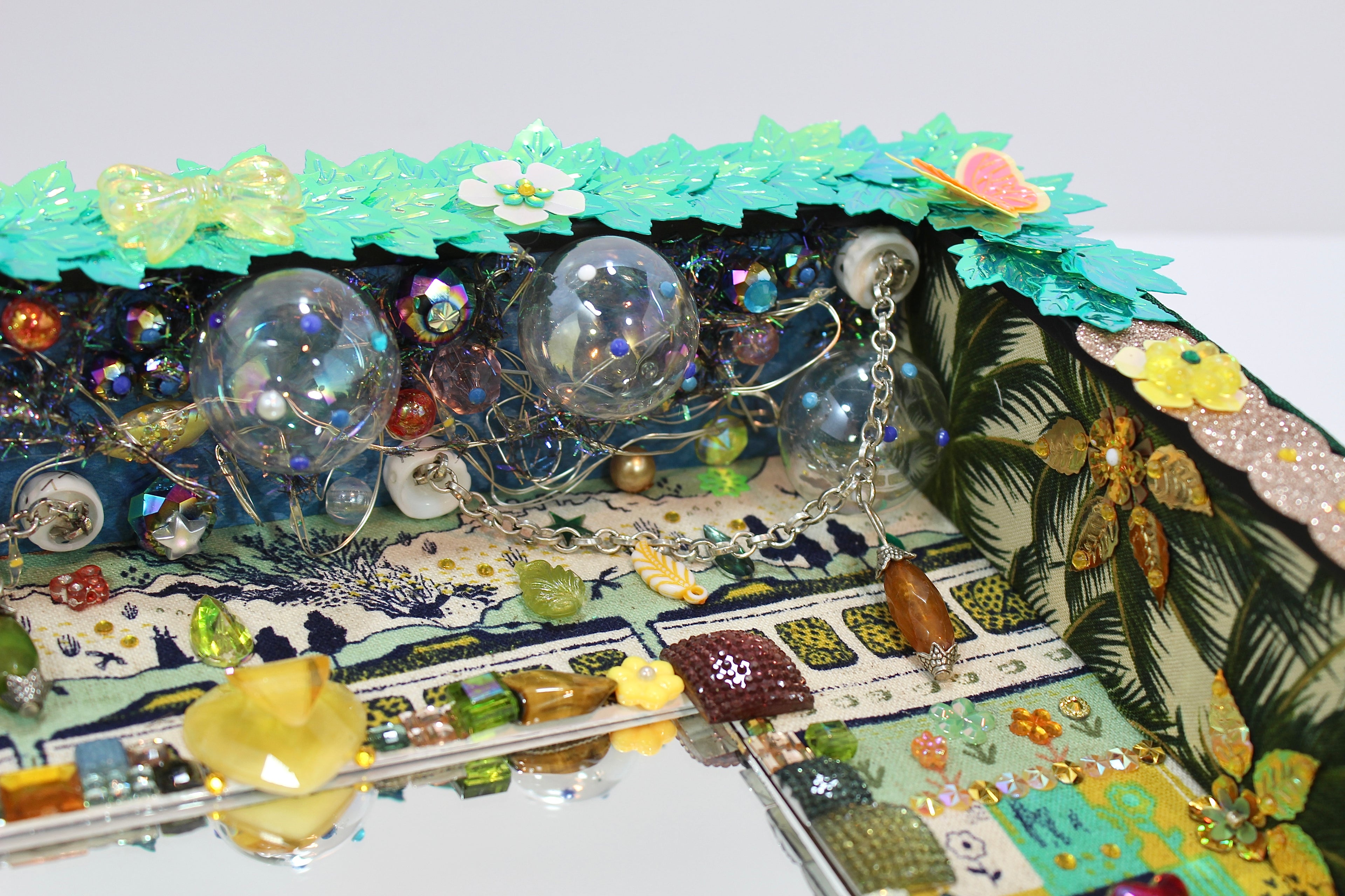 Gros plan sur le mini-paysage en sequins et rubans