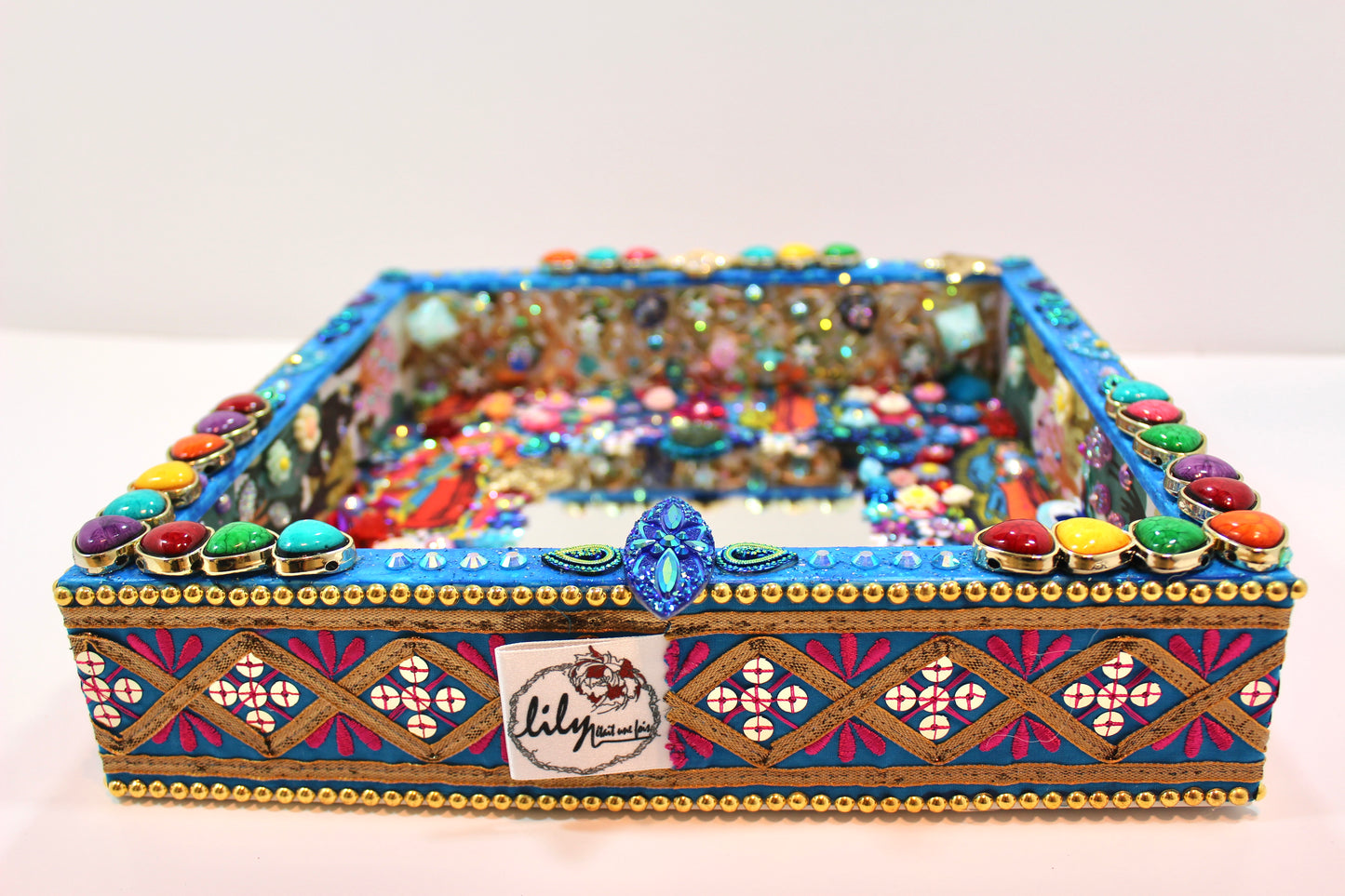 Gros plan sur le mini-paysage en sequins et rubans