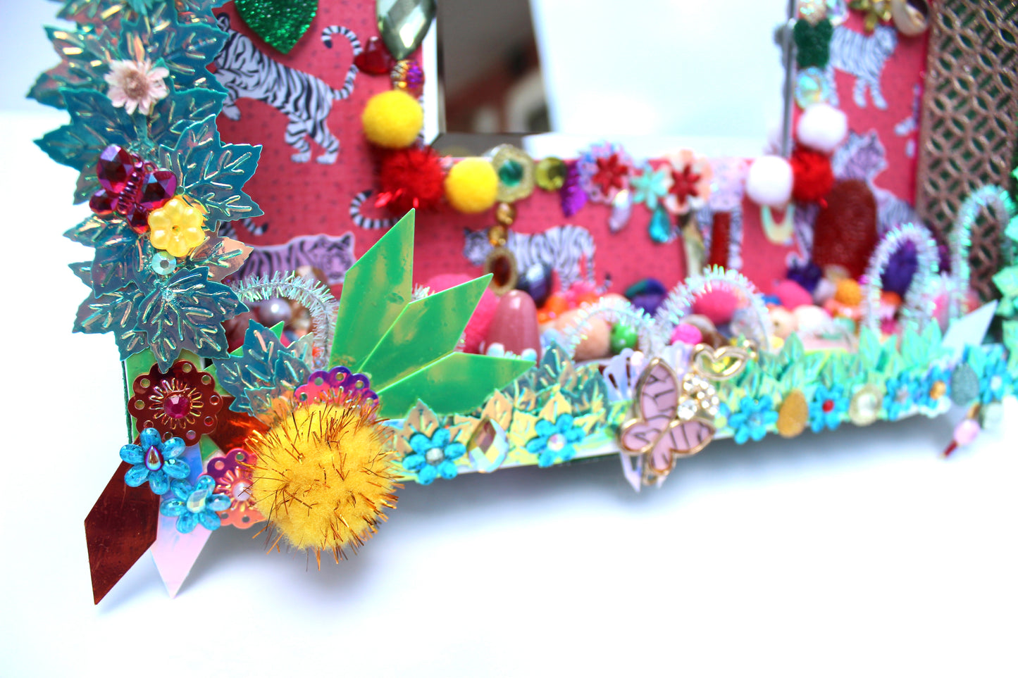 Détail du diorama poétique en tissu et perles recyclées