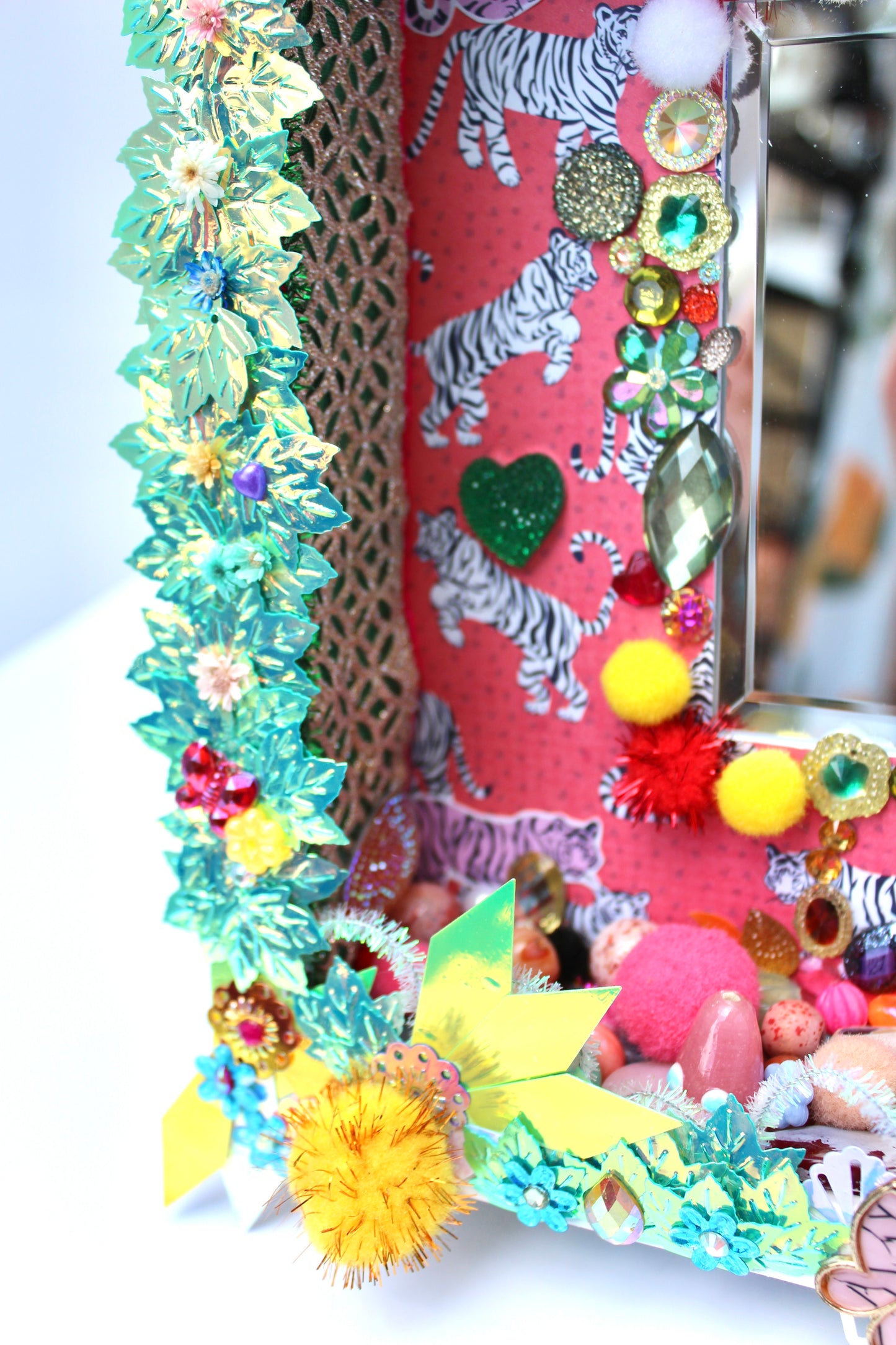 Détail du diorama poétique en tissu et perles recyclées