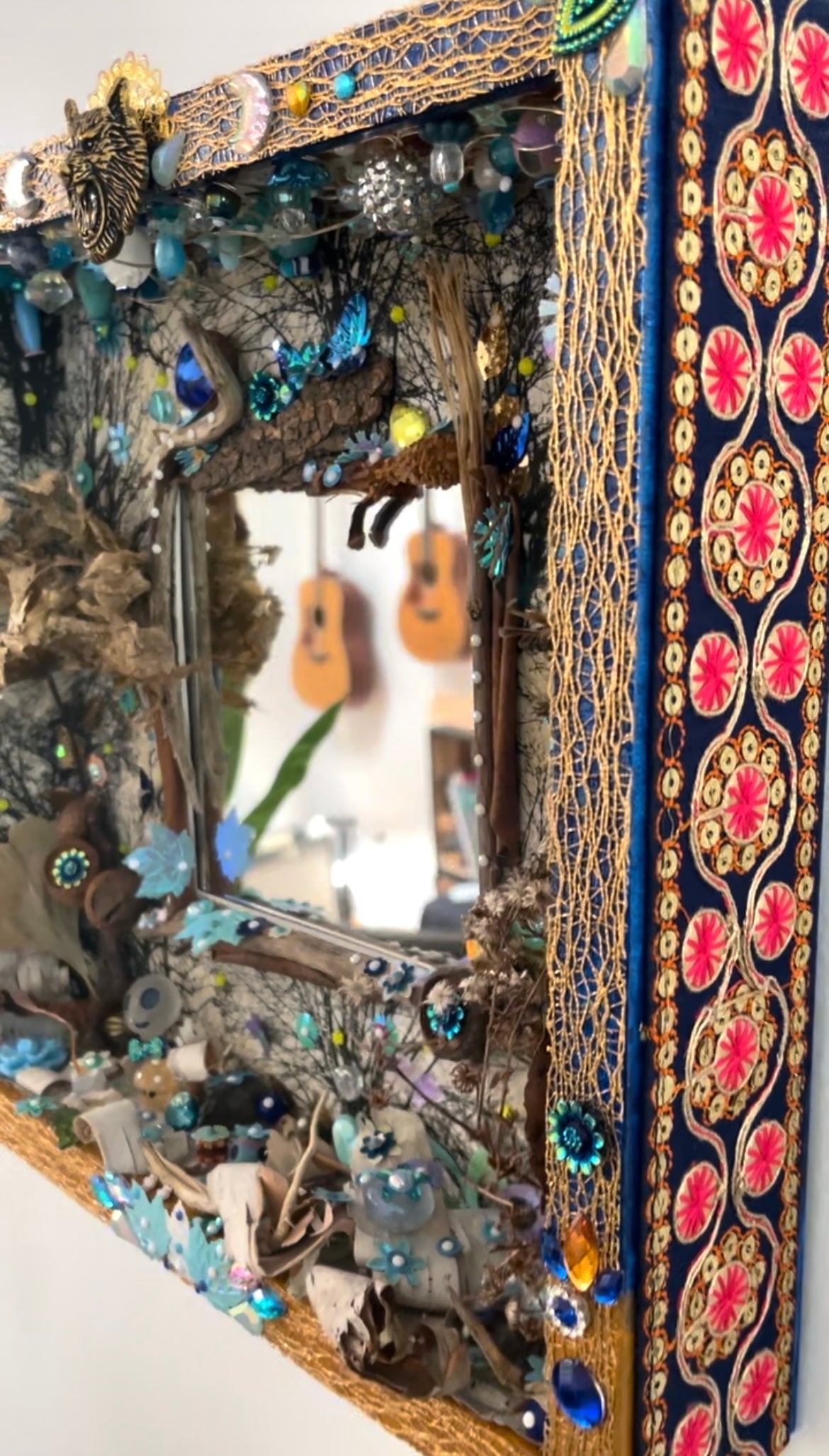 Vue de côté du Miroir de Poésie avec décorations en relief, fabriqué à Montréal par Lily était une fois